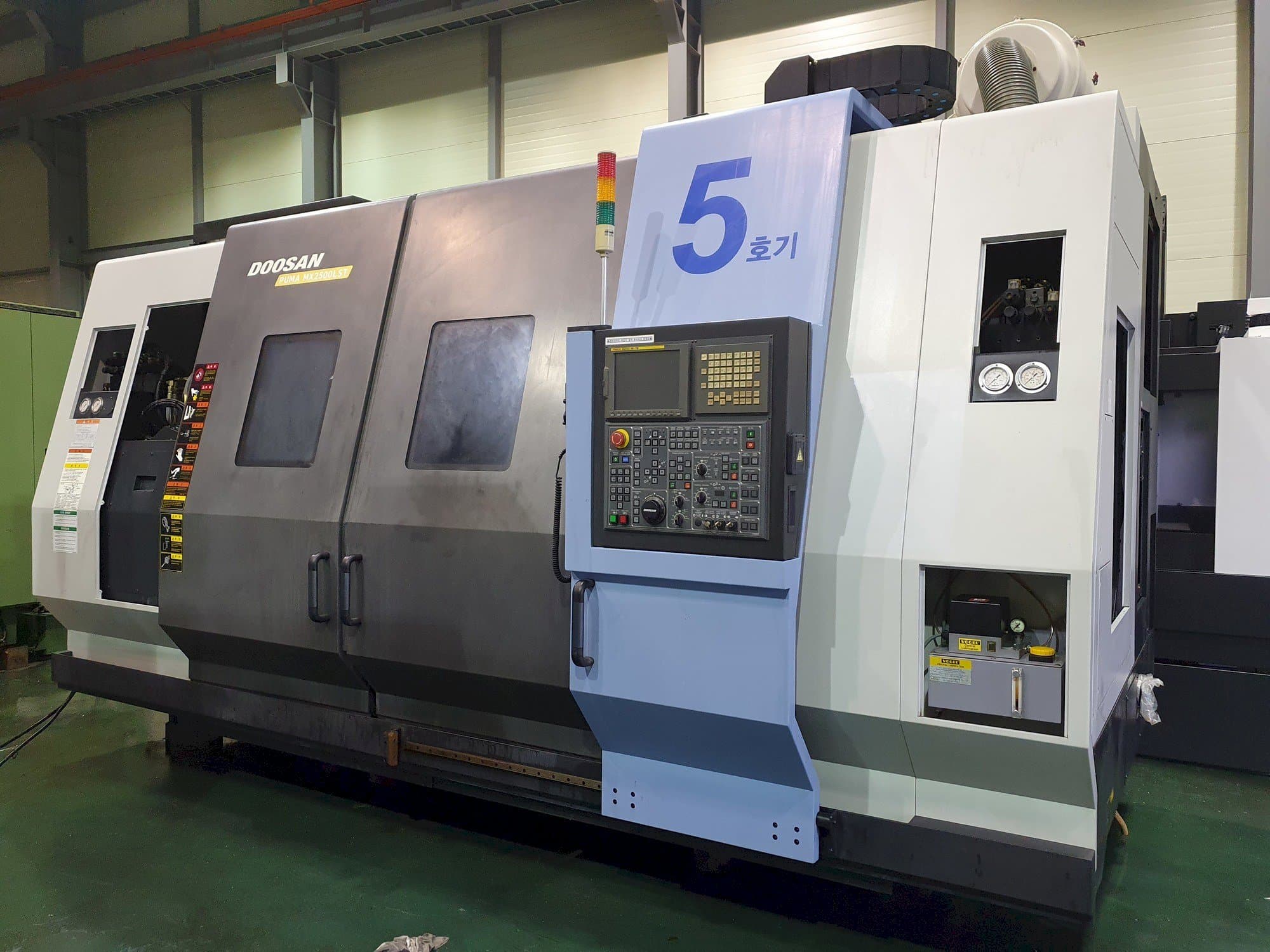 Masina Doosan Puma MX2500LST eestvaade