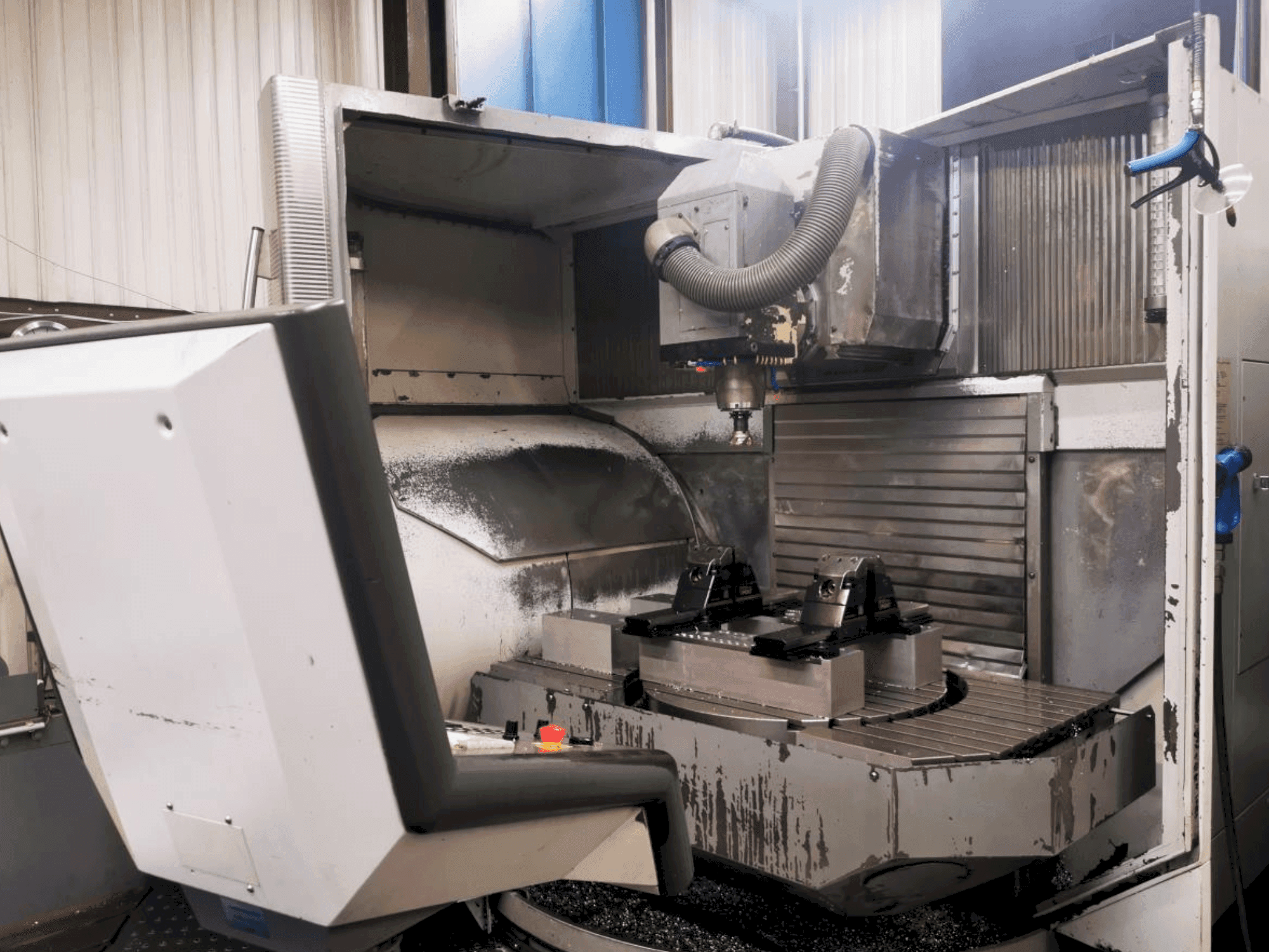 Masina DECKEL MAHO DMU 100T tööruum