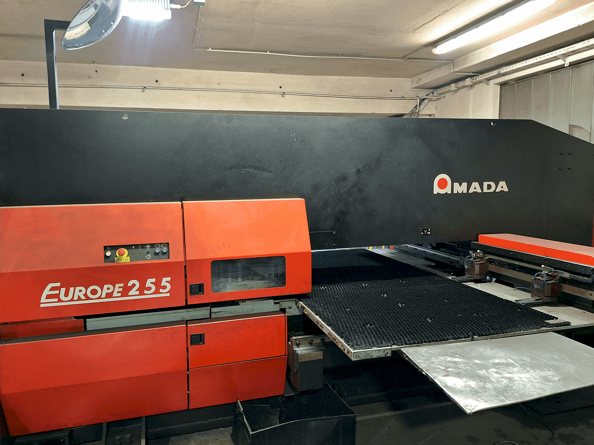 Masina AMADA EUROPE 255 CNC eestvaade