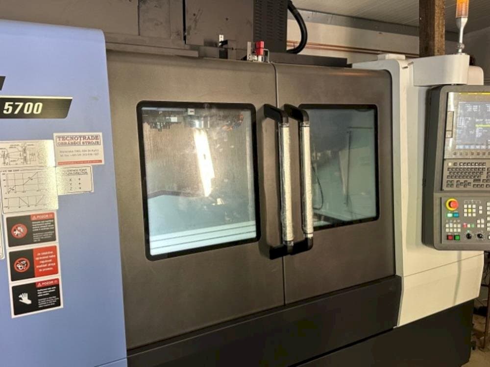 Masina DOOSAN DNM 5700 eestvaade