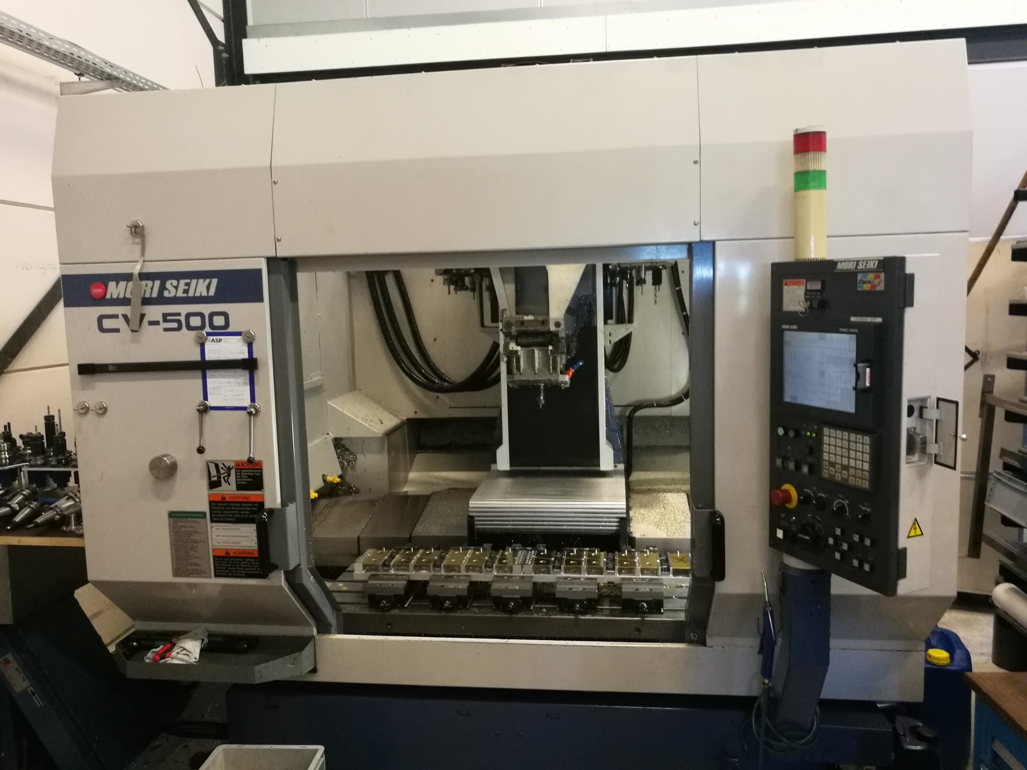 Masina MORI SEIKI CV-500B eestvaade