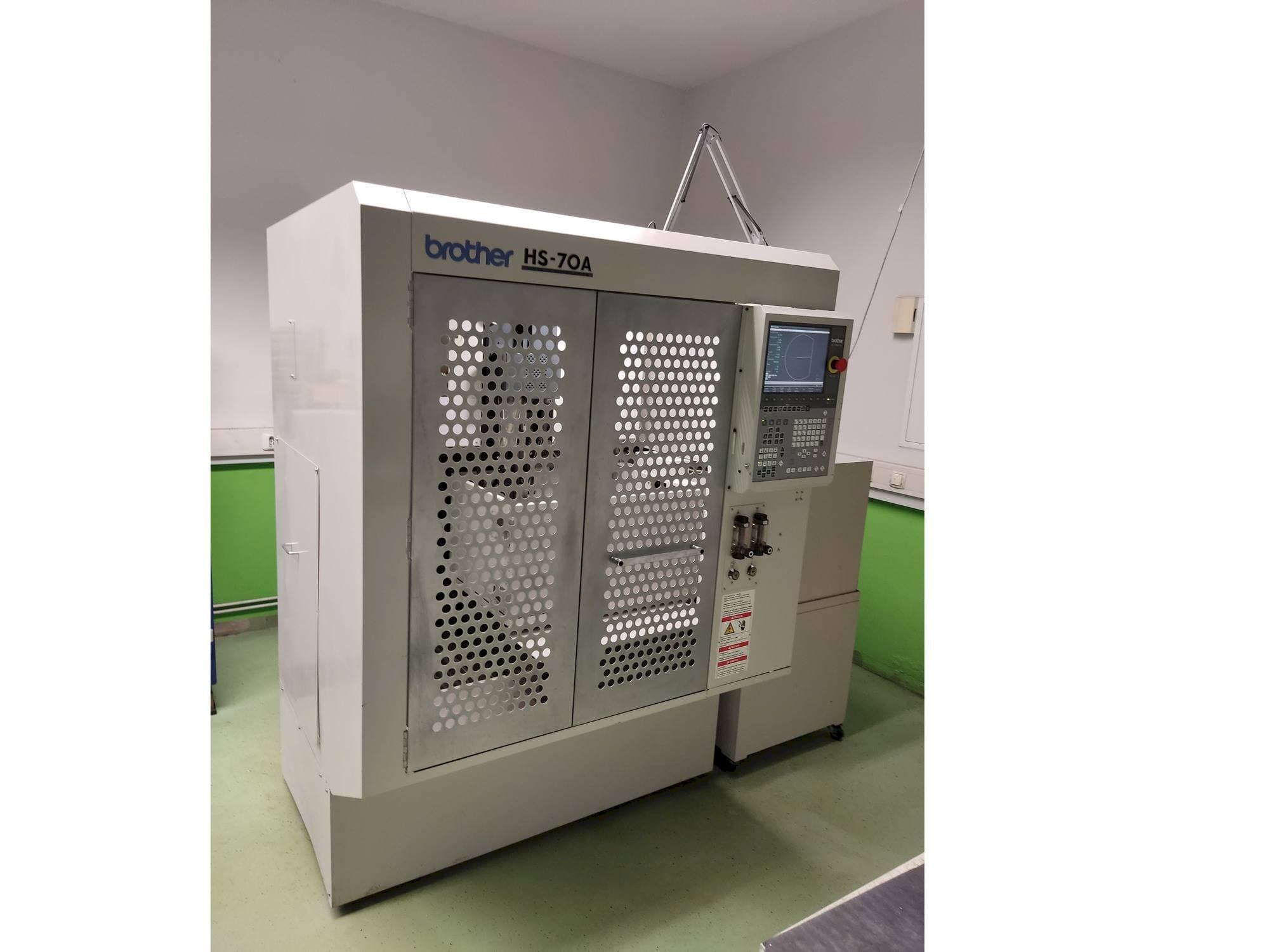 Masina Brother HS-70A eestvaade