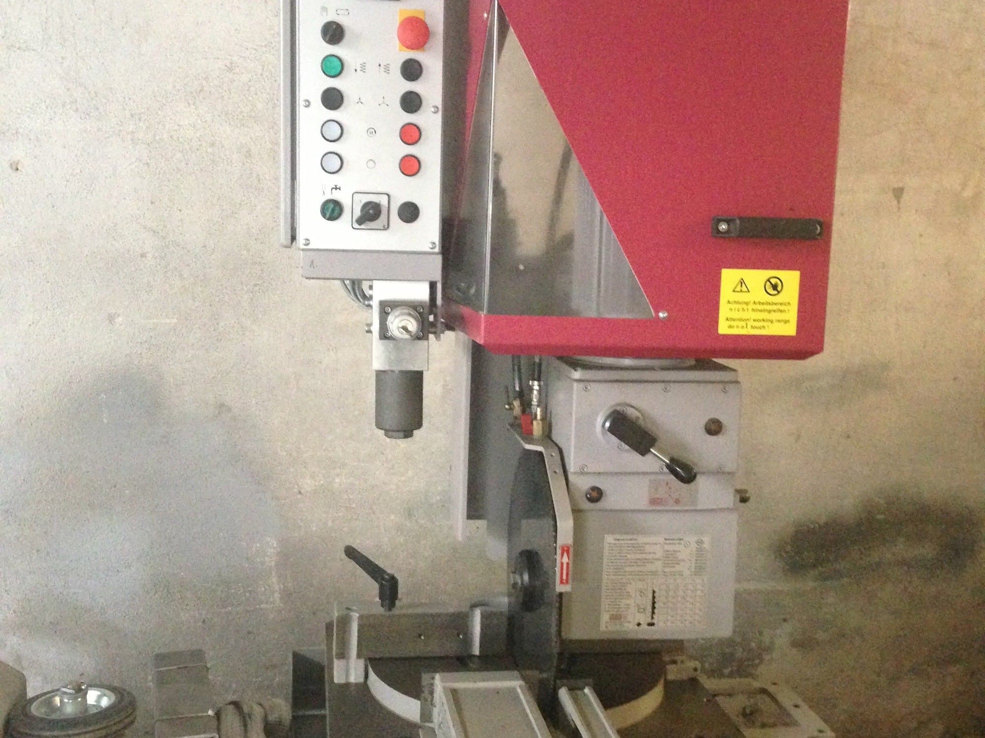 Masina Behringer VMS 400 H eestvaade