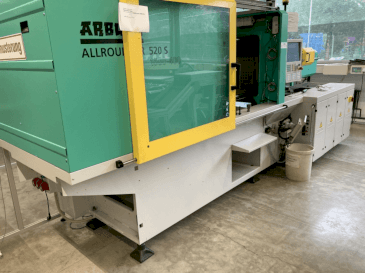 Masina Arburg Allrounder 520S-1600-400 eestvaade