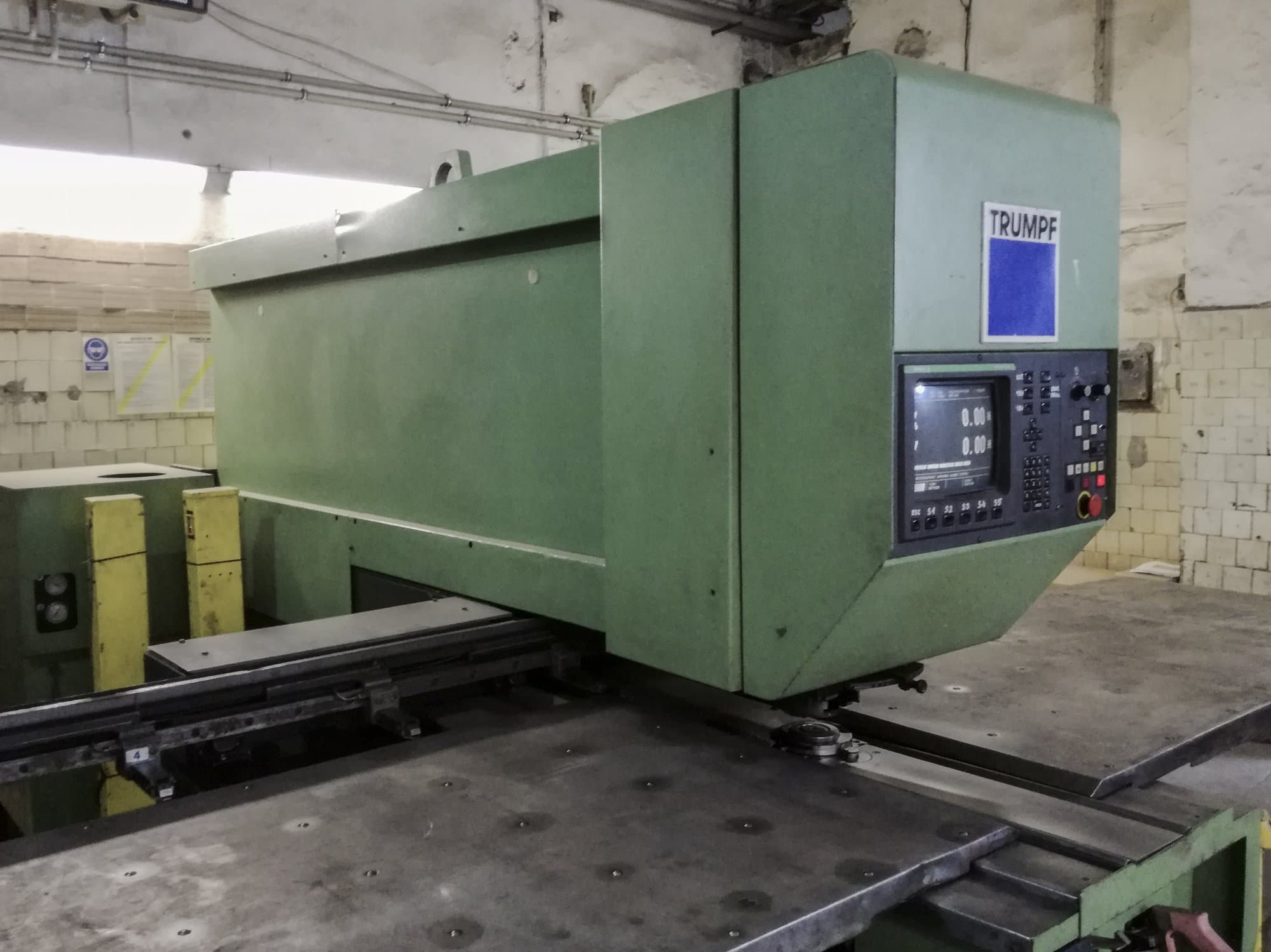 Masinavaade Trumpf Trumatic 235   vasakult