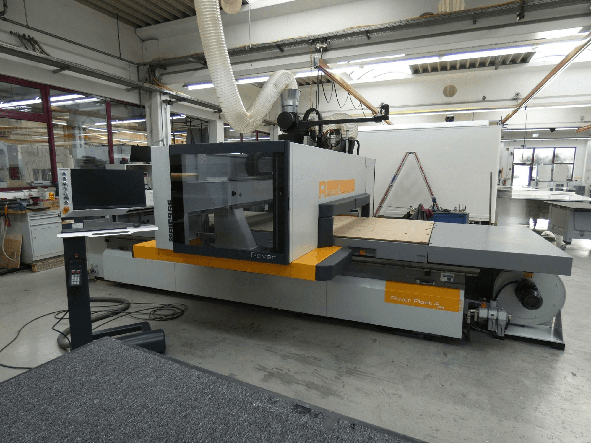 BIESSE ROVER PLAST A FT 1224 CNC-puidutöötluskeskuse esivaade, millel on näha monitor ja juhtpaneel.