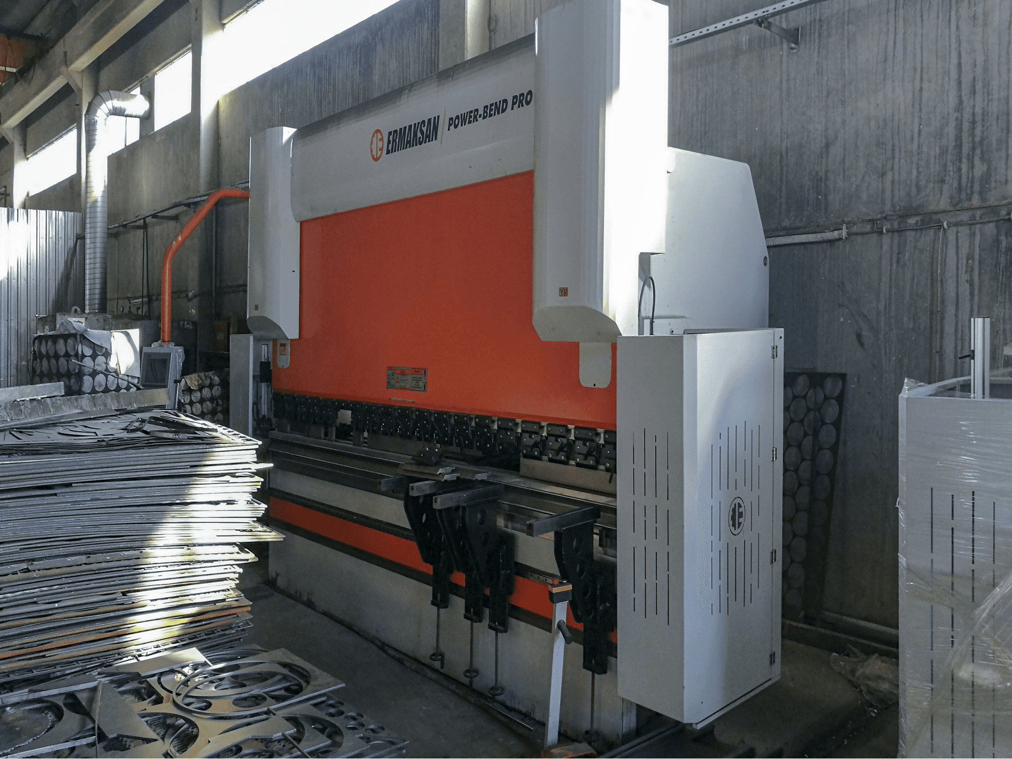 Masinavaade ERMAKSAN POWER-BEND PRO paremalt