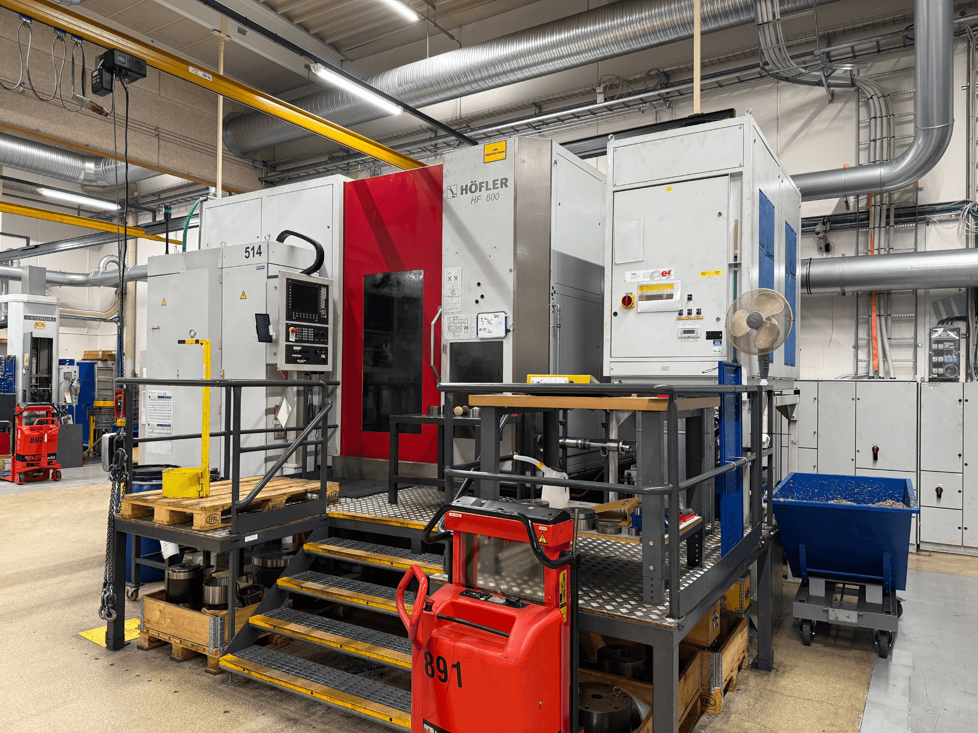 HOFLER HF 600 tööpink, külgvaade, kus on näidatud juhtpaneel, kollane ohutusbarjäär ja ümbritsev töökojakeskkond.