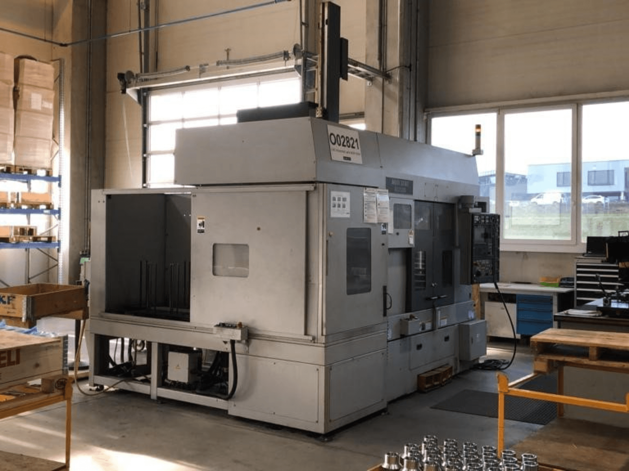 MORI SEIKI RL2500 mitmepingeline treipink töökojas, kus on näha esiplaan ja tootmisala koos tööriistadega.