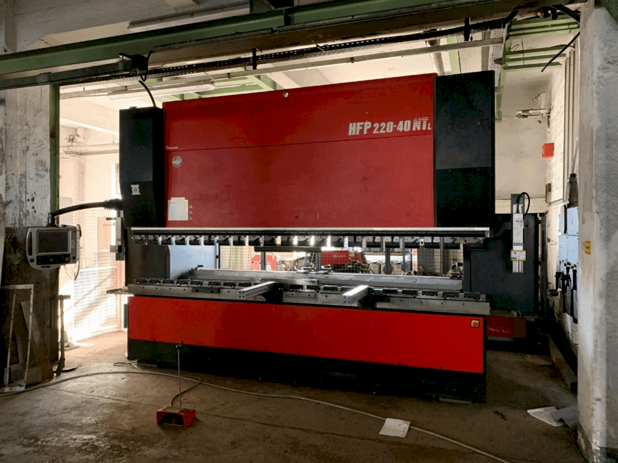 Masina AMADA HFP NT 220-4L eestvaade