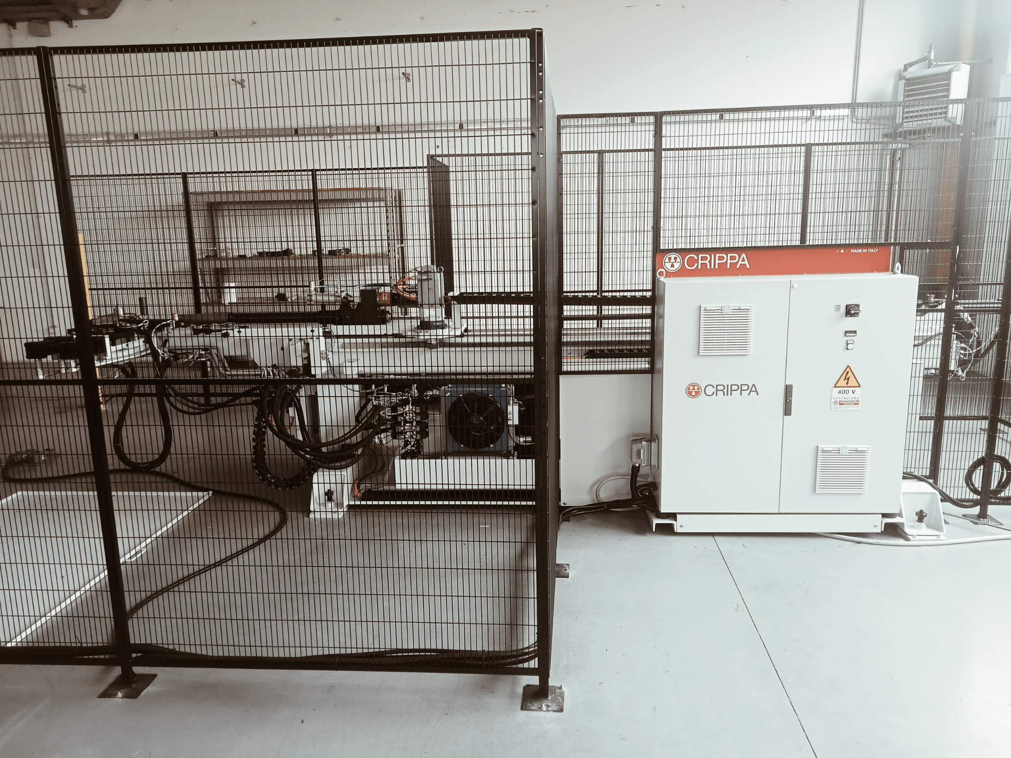 Valge CRIPPA masin turvapuuri taga, nähtavate voolikute ja komponentidega, külgvaade, tööstuslik seade.