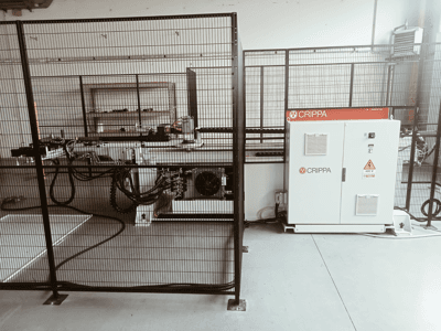 Valge CRIPPA masin turvapuuri taga, nähtavate voolikute ja komponentidega, külgvaade, tööstuslik seade.