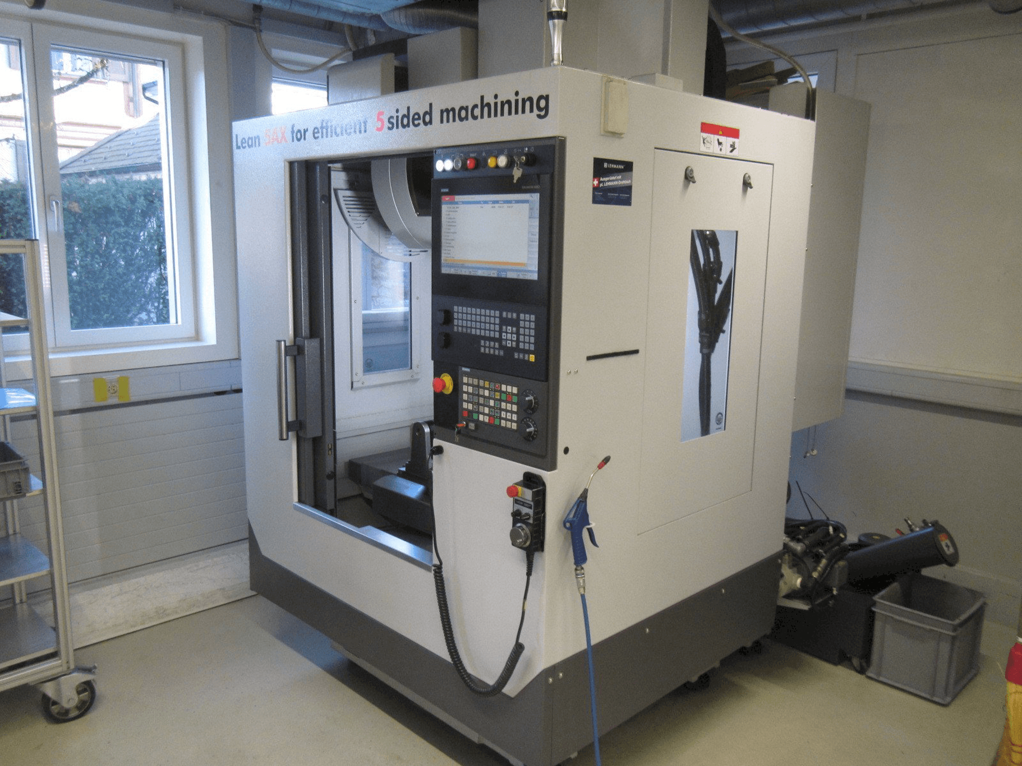 Masina HARDINGE V480 eestvaade