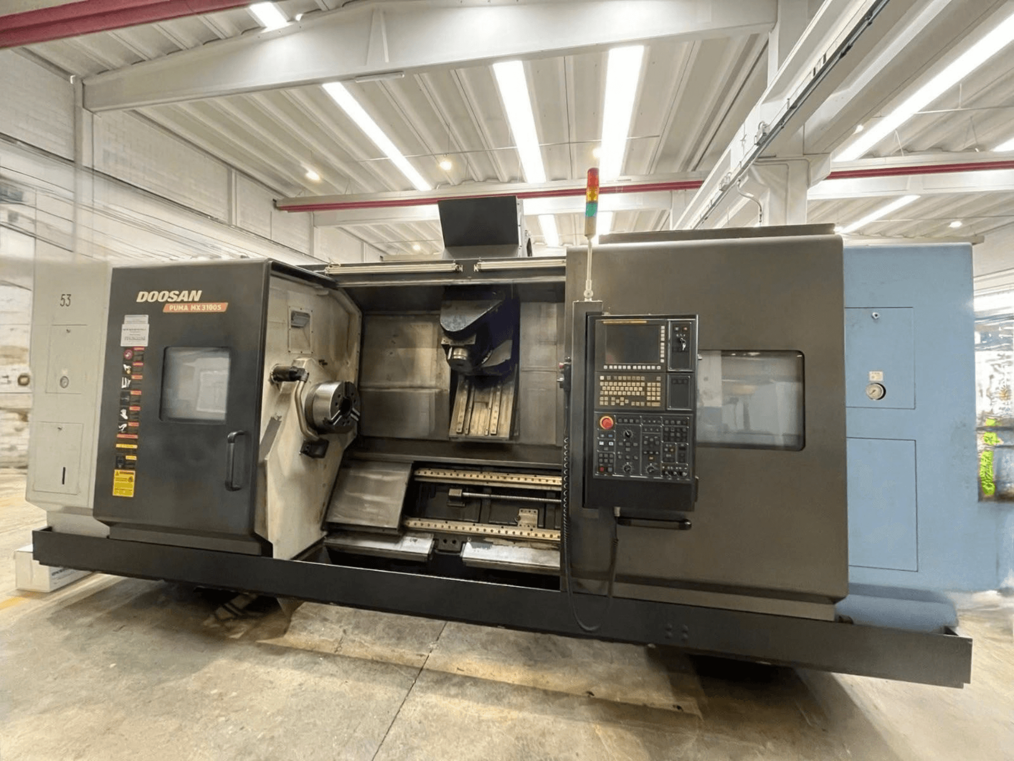 DOOSAN PUMA MX3100 horisontaalse treipingi esivaade, millel on näha juhtpaneel ning spindel ja tööriistahoidja piirkond.