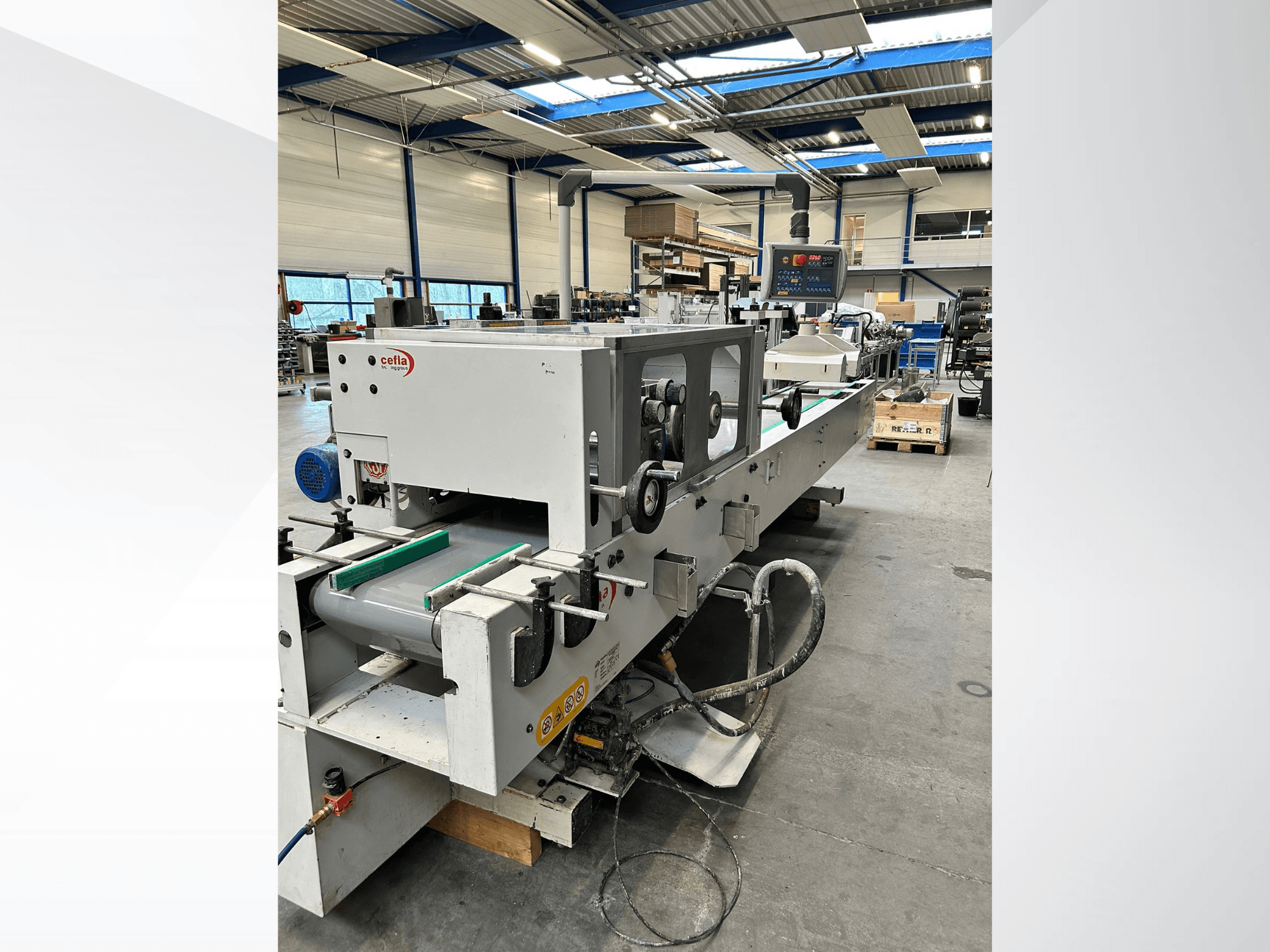 CEFLA Smartparquet MRF-2VS/300 puidutöötlemismasina esivaade, millel on näha juhtpaneel ja roheliste rullidega konveier.