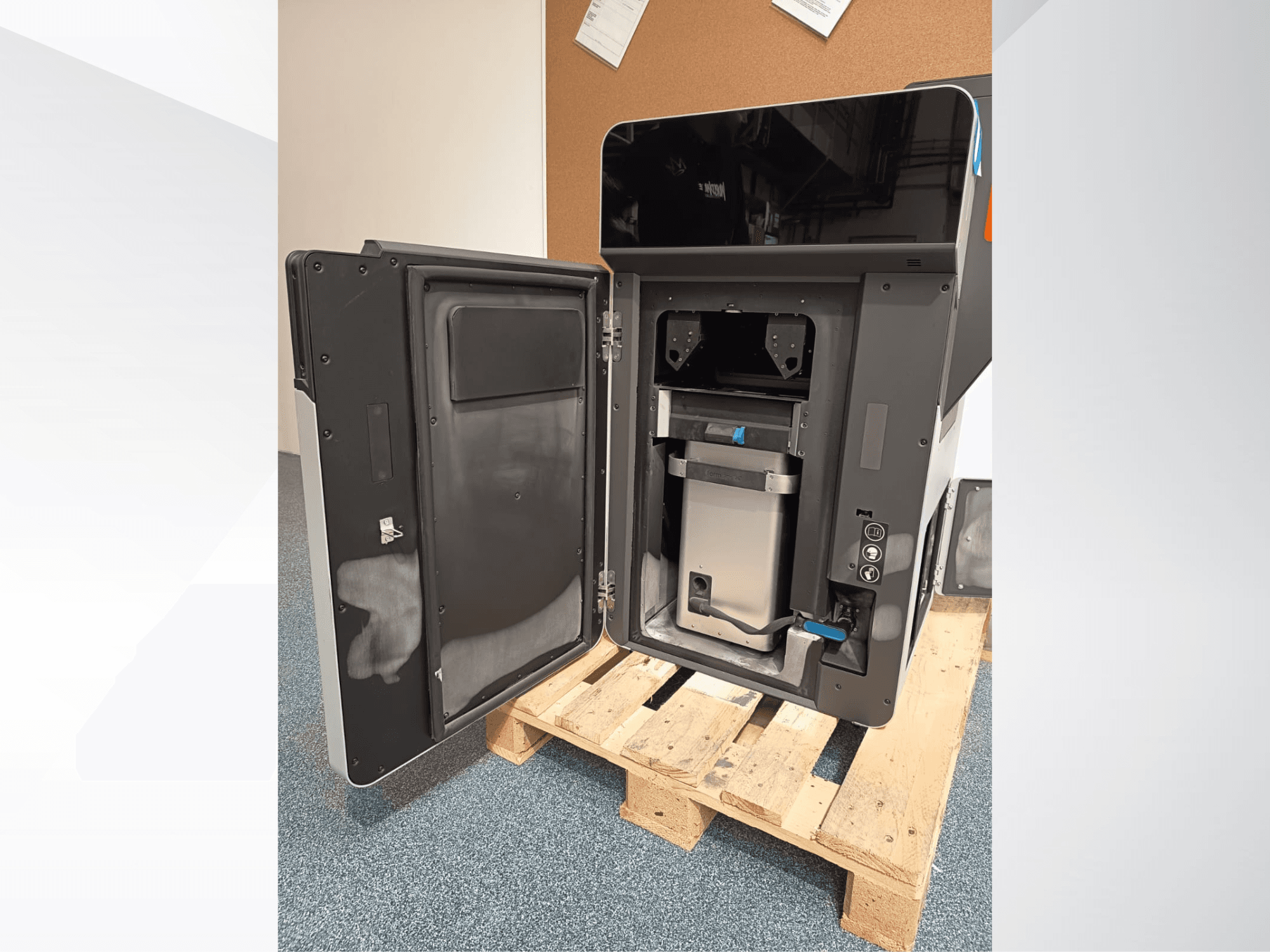 FORMLABS Fuse 1 plastikust 3D-printer, külgvaade avatud uksega, mis paljastab sisemised komponendid ja juhtpaneeli.