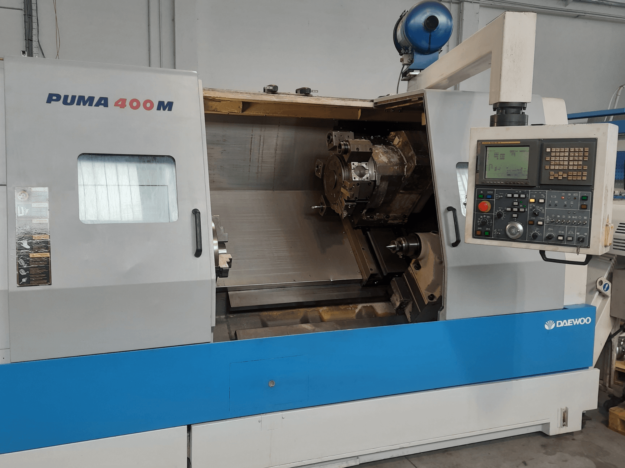 DAEWOO PUMA 400MB horisontaalse treipingi esivaade, millel on näha juhtimisseadmed ja töötlemiskamberis asuv lõikeriist.