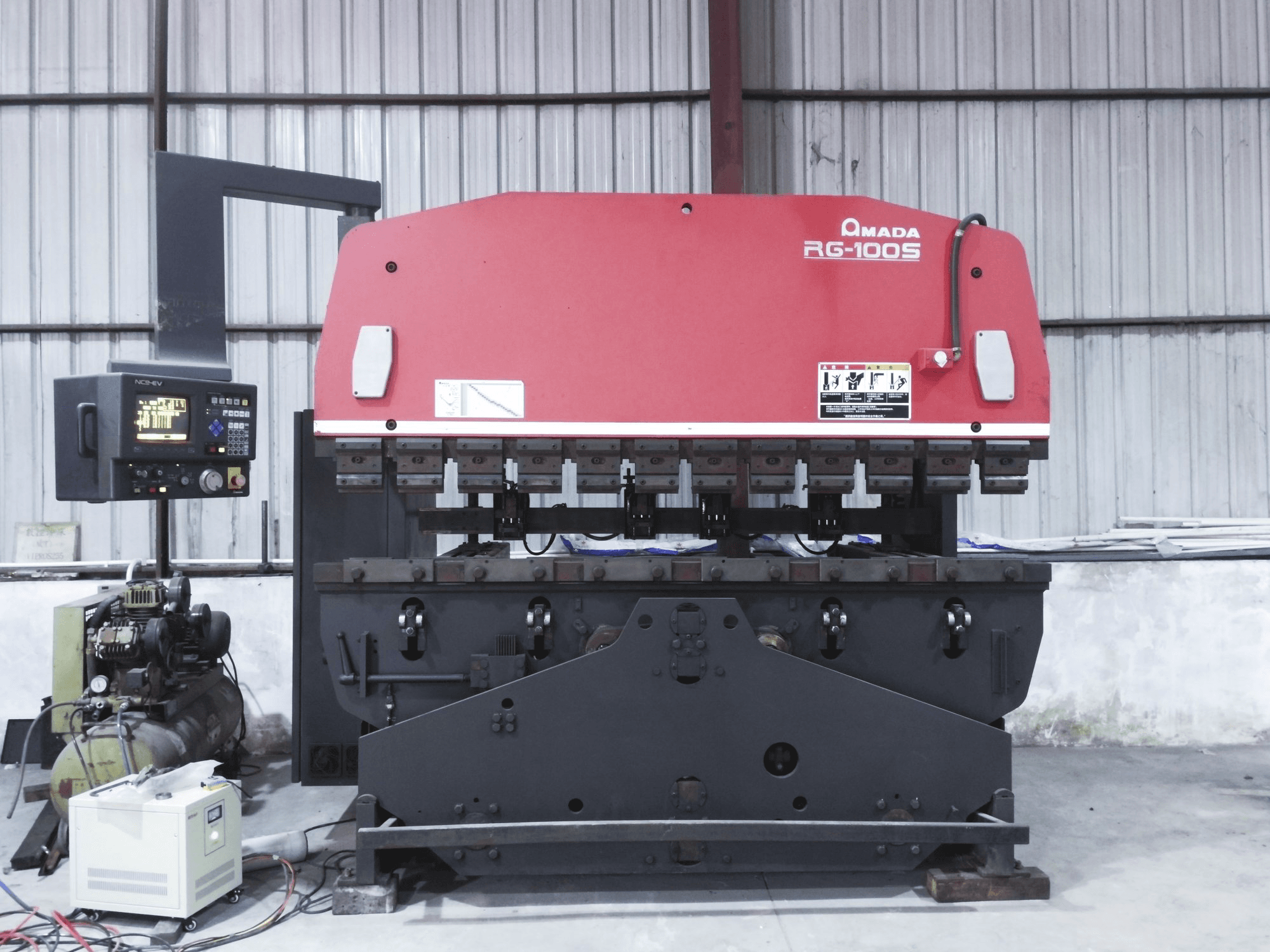 Masina AMADA RG-100S eestvaade