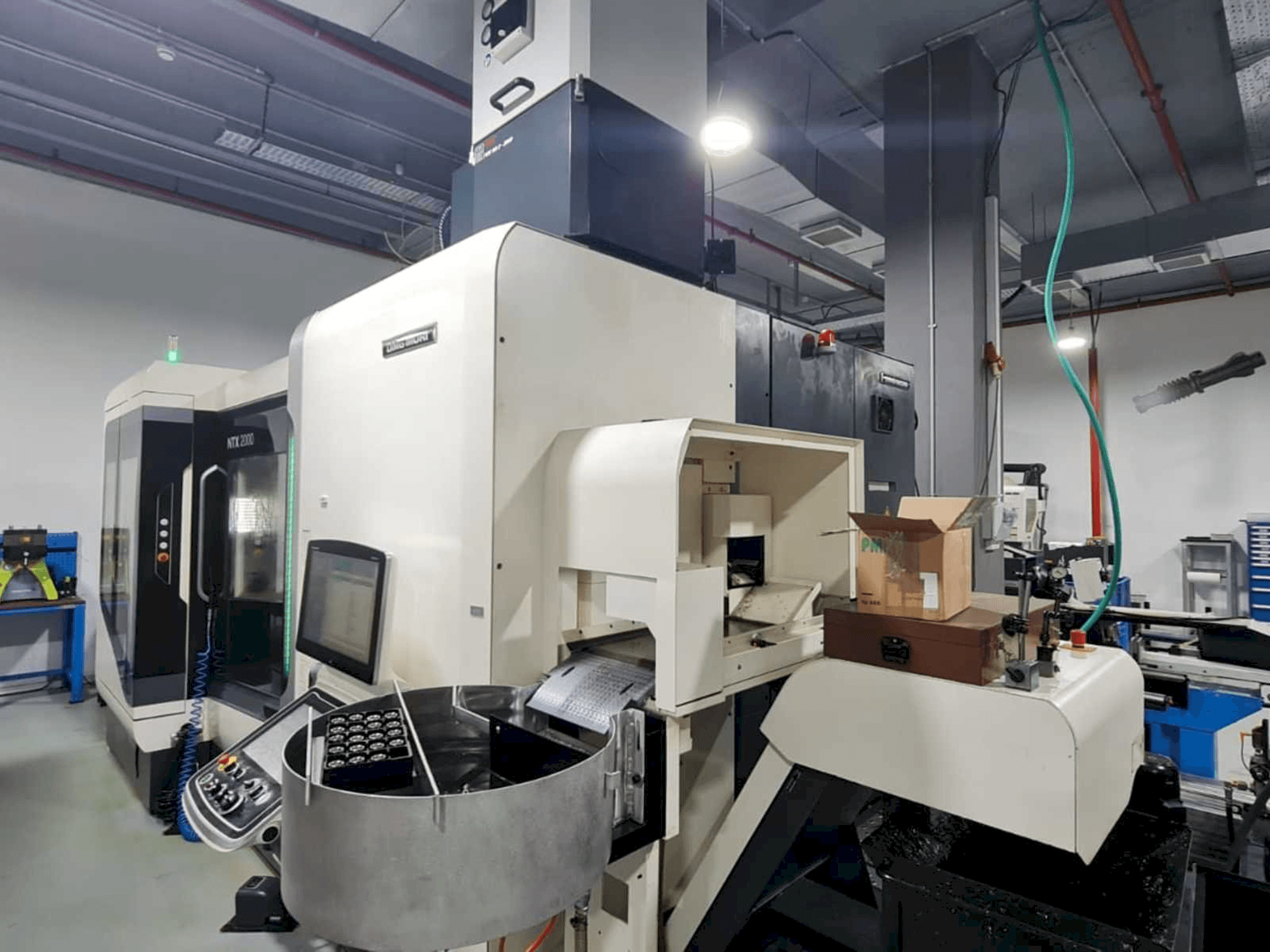 Masina DMG MORI NTX2000/1500SZ parema külje vaade