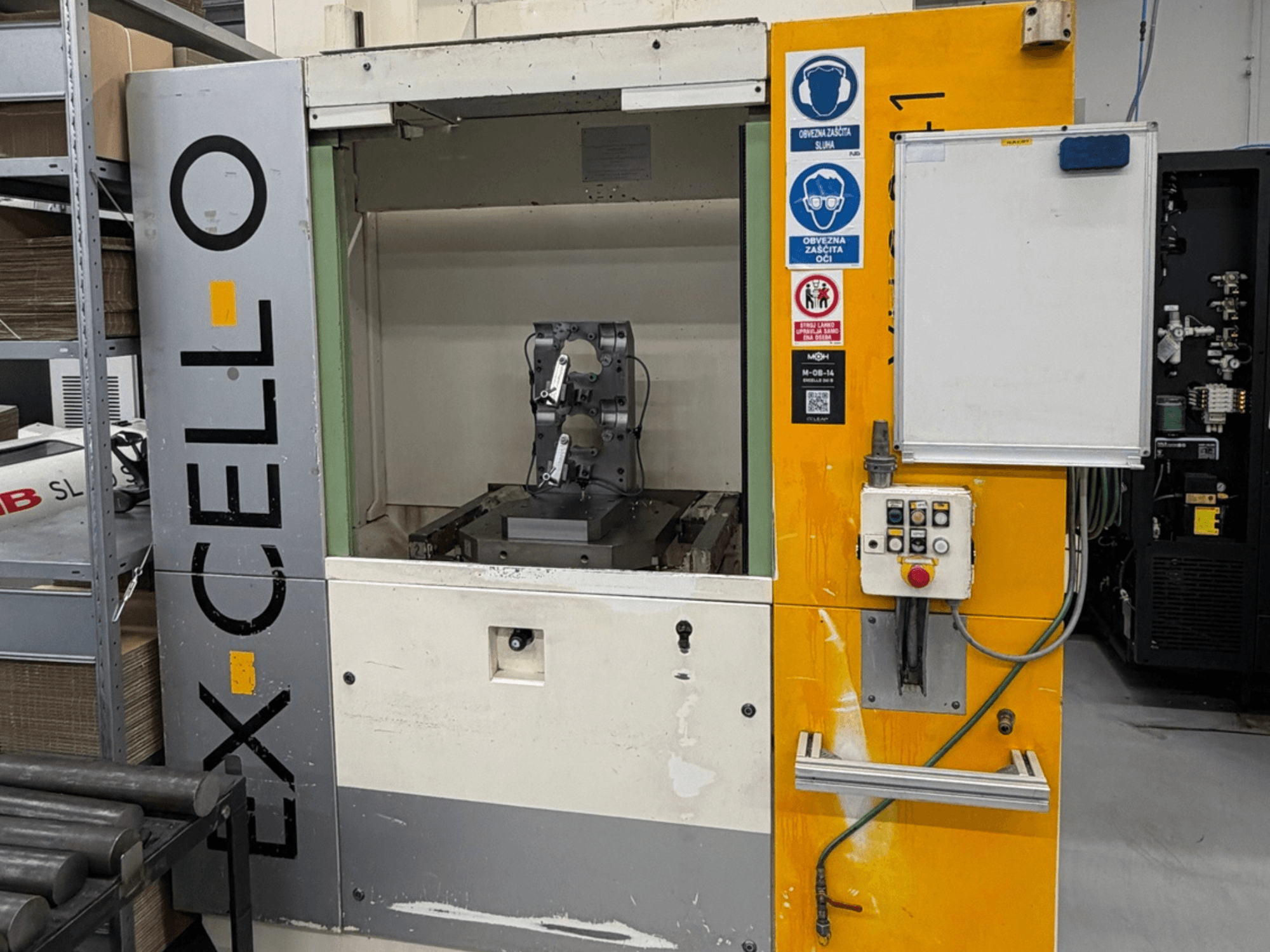 EXCELLO XHC 241 M/3 horisontaaltöötluskeskuse esiplaan, kus on nähtav juhtpaneel ja masina sisemus.