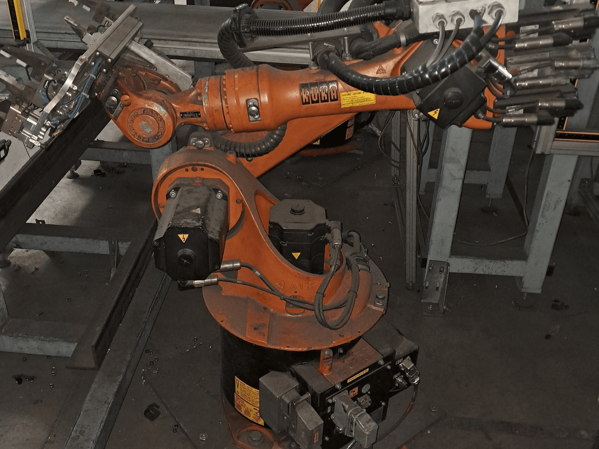 KUKA KR 16-2 robotkäsi ülaltvaates, millel on näha oranž korpus, mootor ja mehaanilised komponendid.