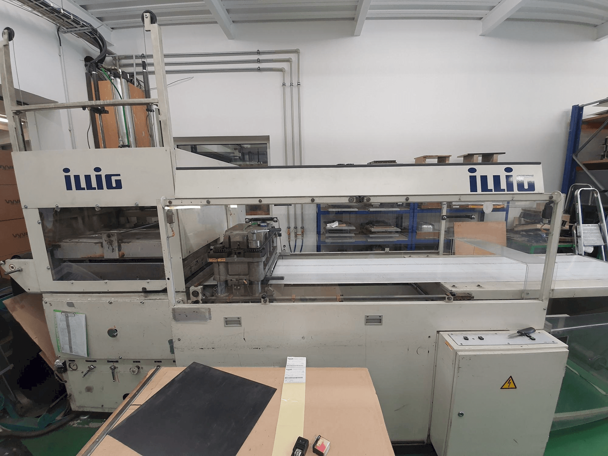 Masina ILLIG SB 74E-9 eestvaade