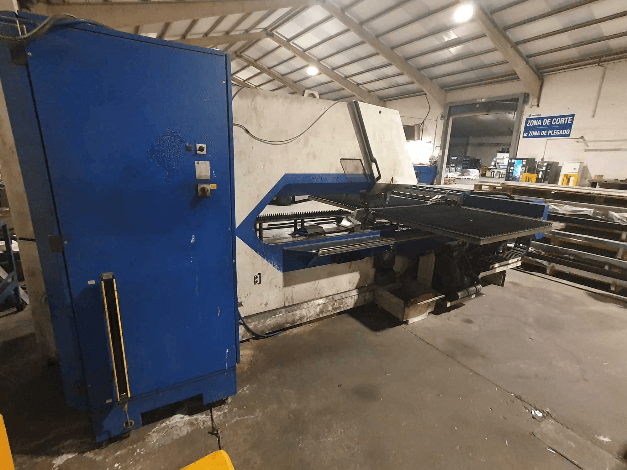 Masina TRUMPF Trumatic 2000R eestvaade