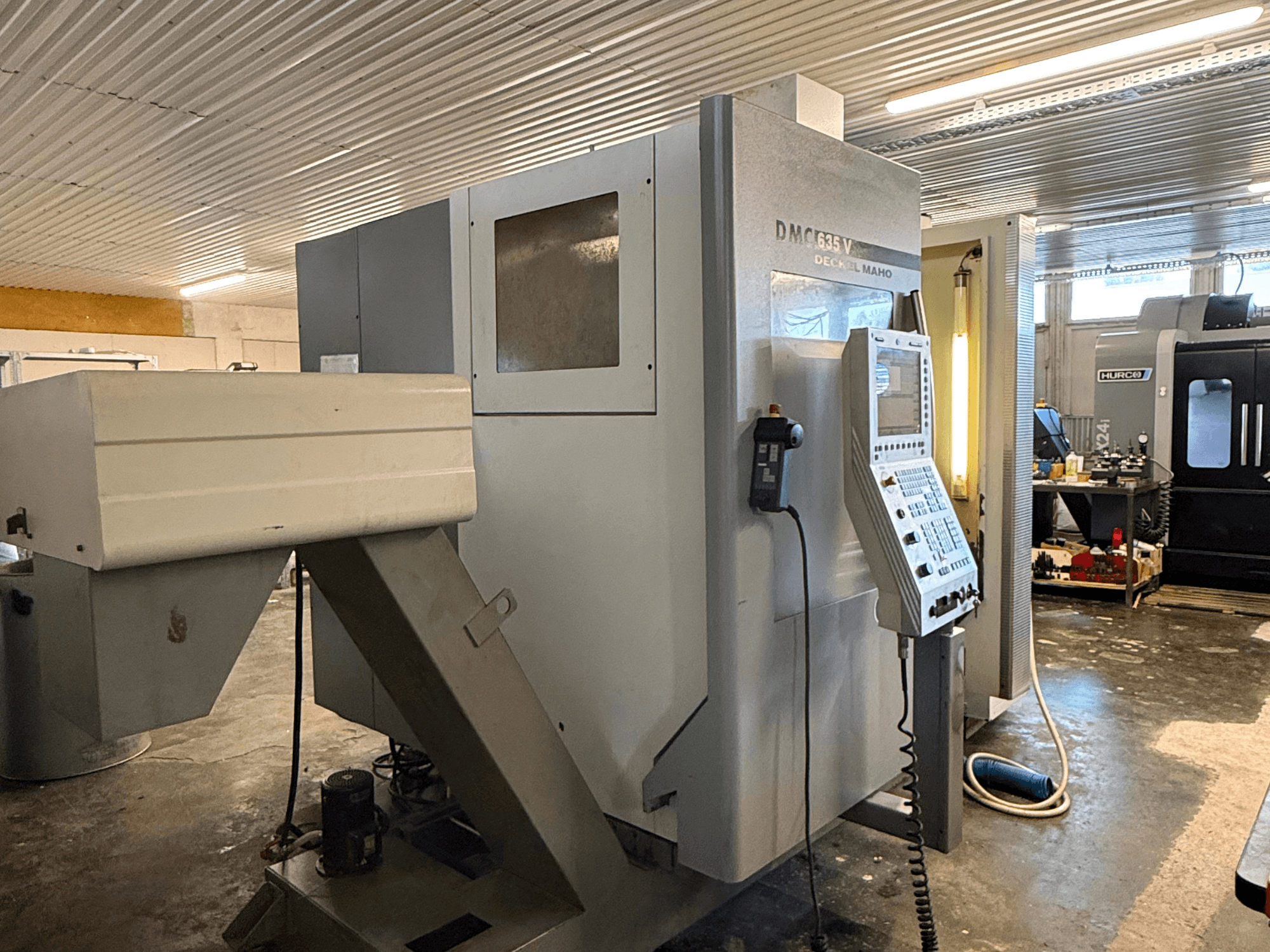 DMC G635V freespink töökojas, esivaade, kus on näha juhtpaneel ja ühendatud elektritööriistad.