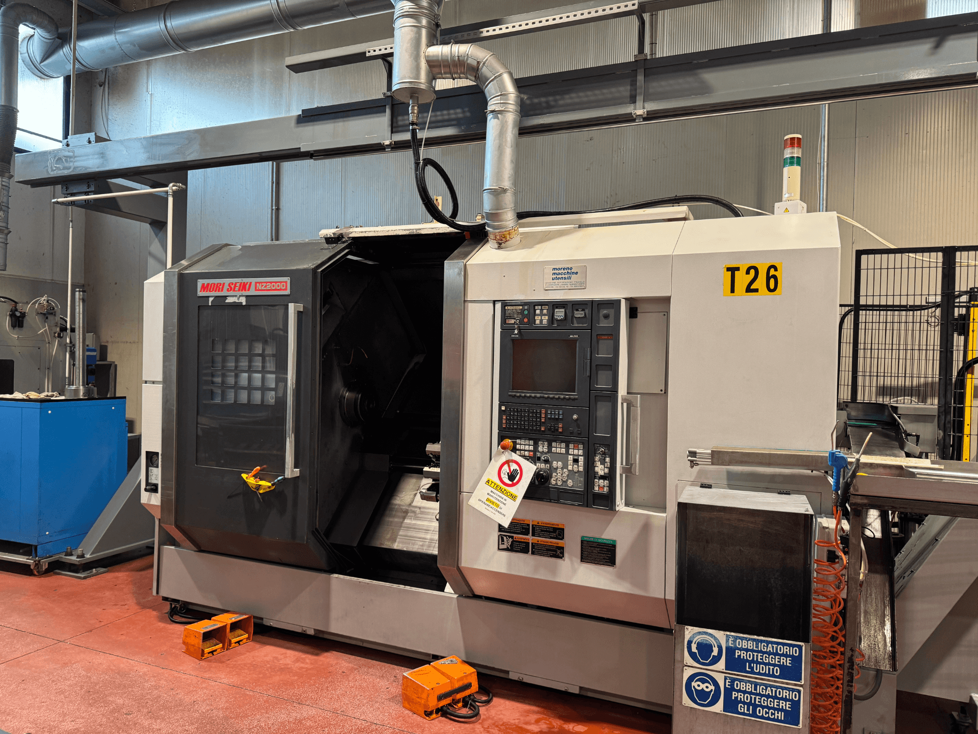 MORI SEIKI NZ-2000/T2/Y2 treipingi keskus, esiplaanil, juhtpaneel, ohutussildid ja tööstuslik seadistus.