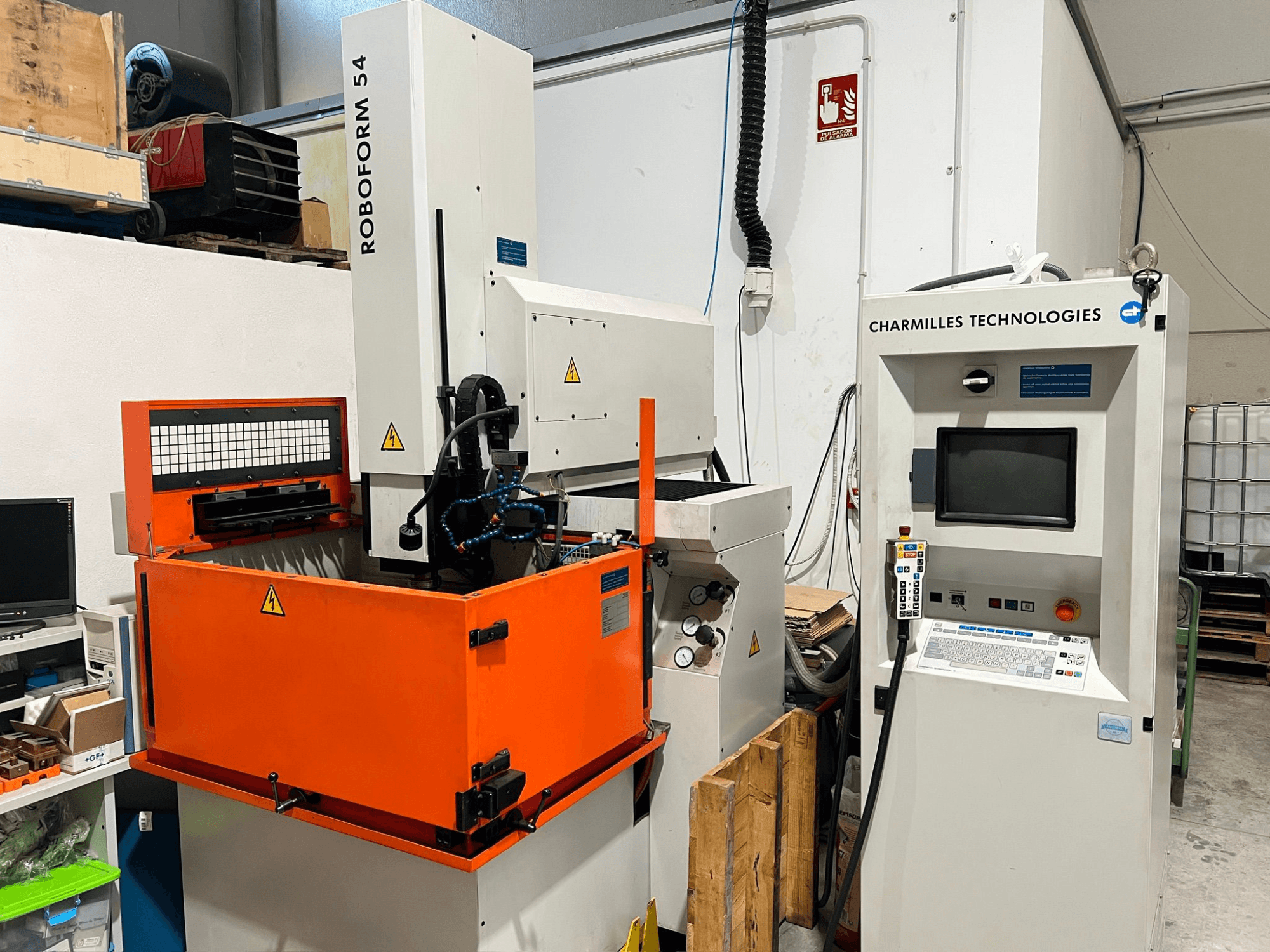 AgieCharmilles Roboform 54 stantsimis- sinkpinkimismasin, esiplaanil, oranž tööpaak ja juhtimispult.