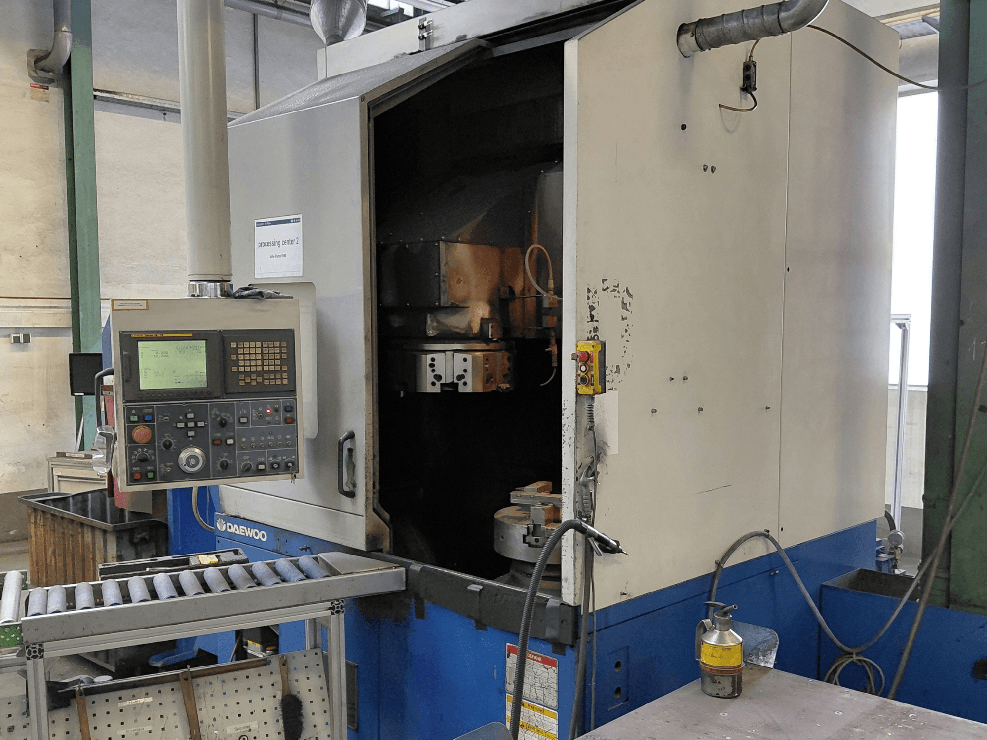 Daewoo Puma V550 vertikaalne treipink, esiplaan, kus on näidatud juhtpaneel, spindel ja jahutusvedeliku ühendus.