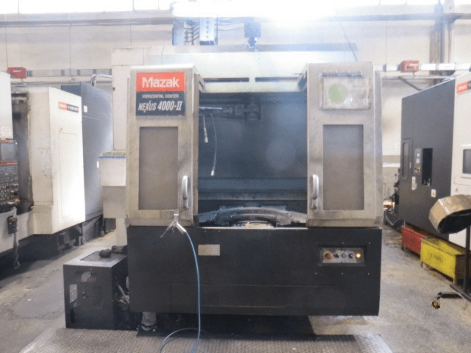 Mazak NEXUS 4000 II horisontaalne töötlemiskeskus, esivaade, millel on näha juhtpaneel, jahutusvedeliku sissevool ja avatud töötsoon.