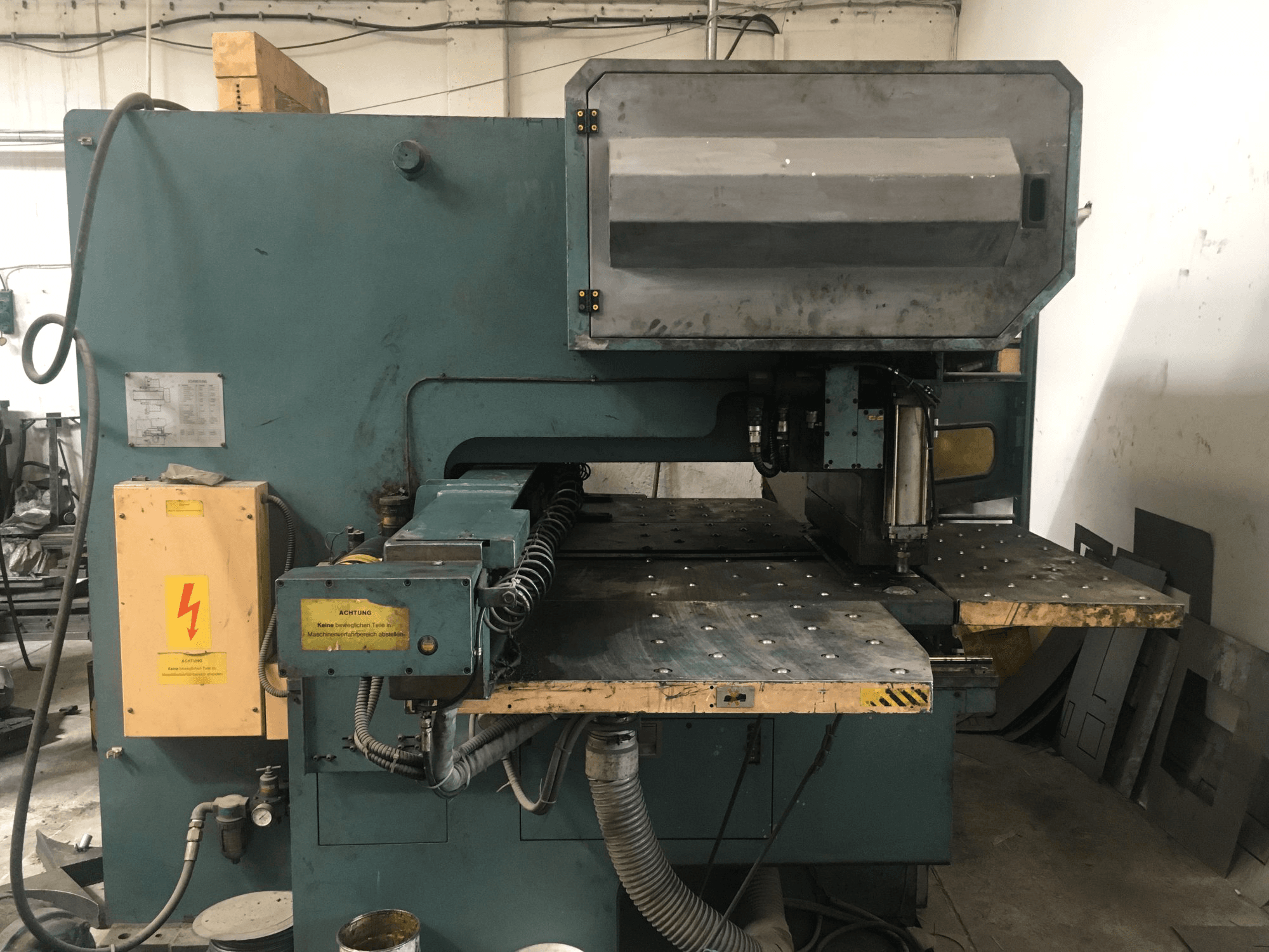 Masina AMADA OCTO-334 eestvaade