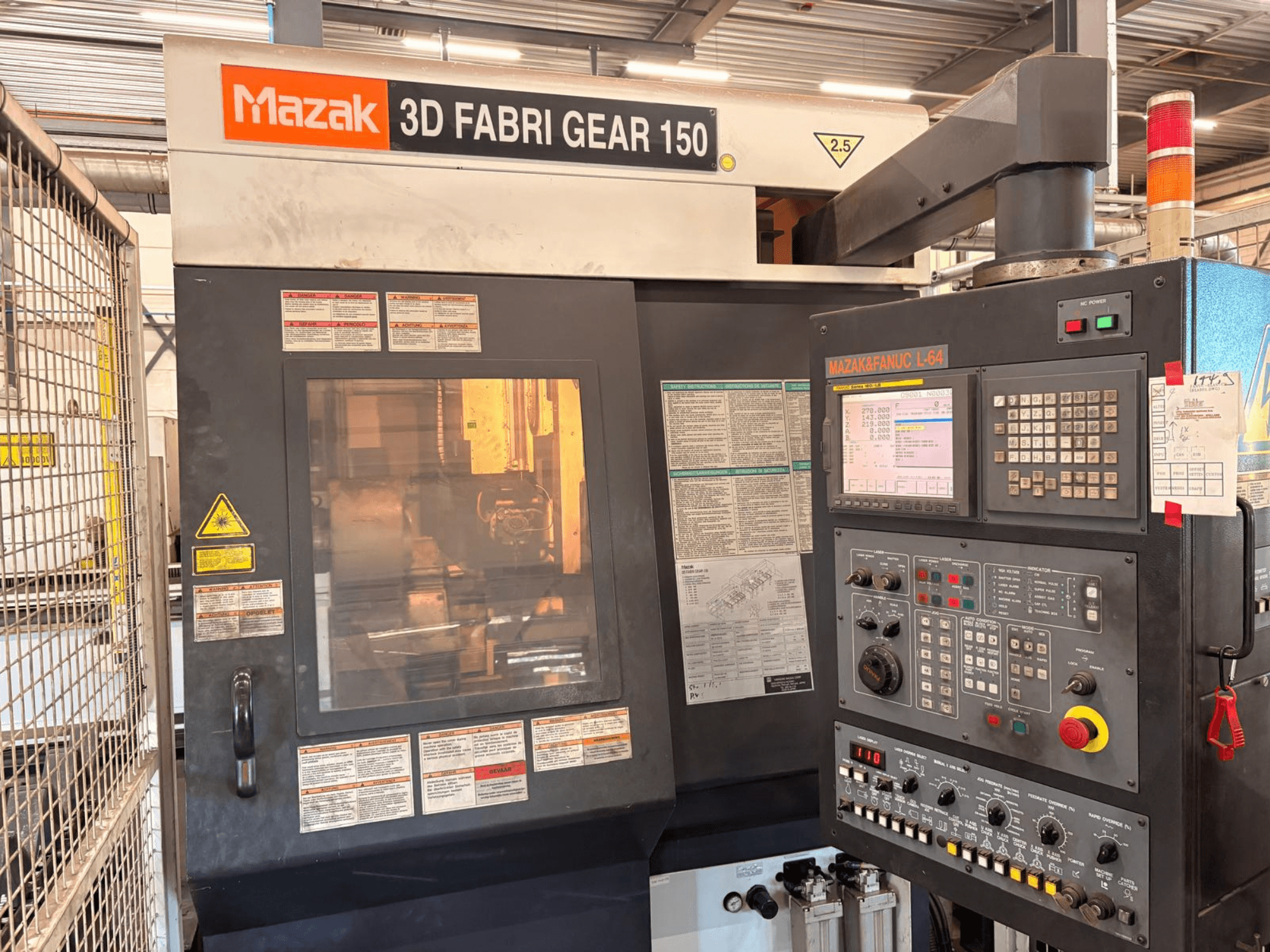 Mazak 3D Fabri Gear 150 torulõikepink, esivaade, millel on näha juhtpaneel, ohutusmärgised ja kasutajaliides.
