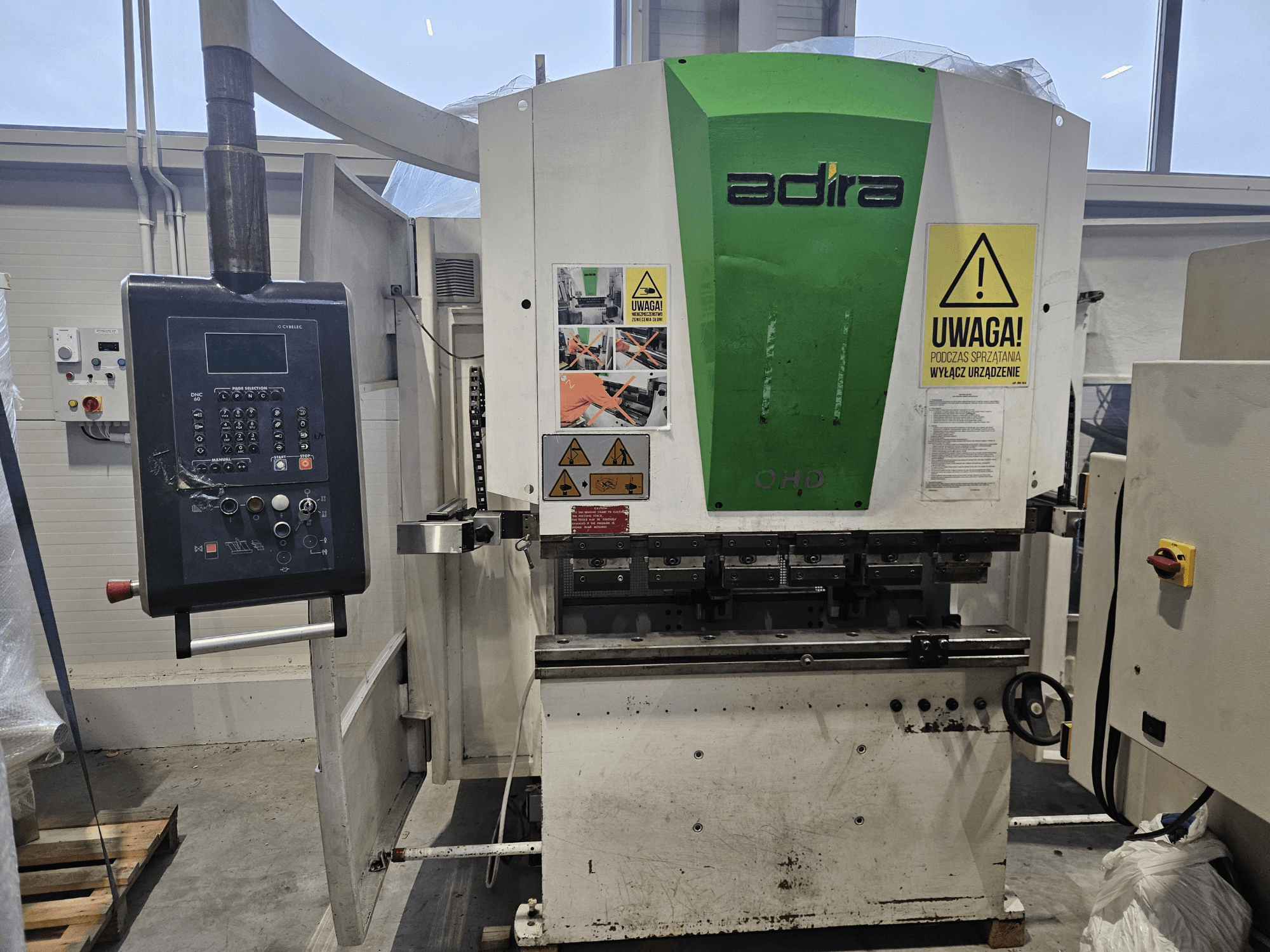 Adira OHD-aparaat esiküljelt vaadatuna, millel on juhtpaneel, ohutushoiatused ja kasutamisnupud.