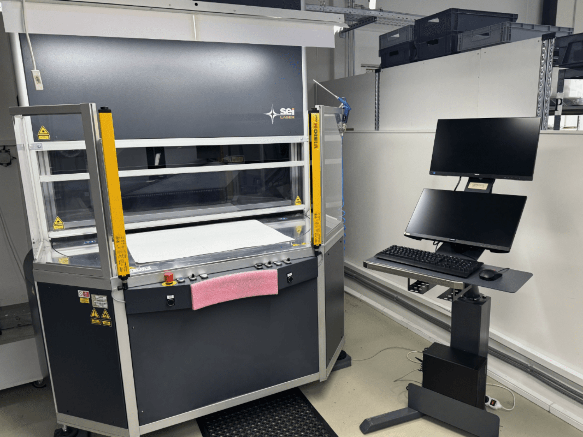 SEI Laser INFINITY 5070 V300 CO2-laserlõikur vaates eest, juhtpaneeli ja külge ühendatud monitoriga.