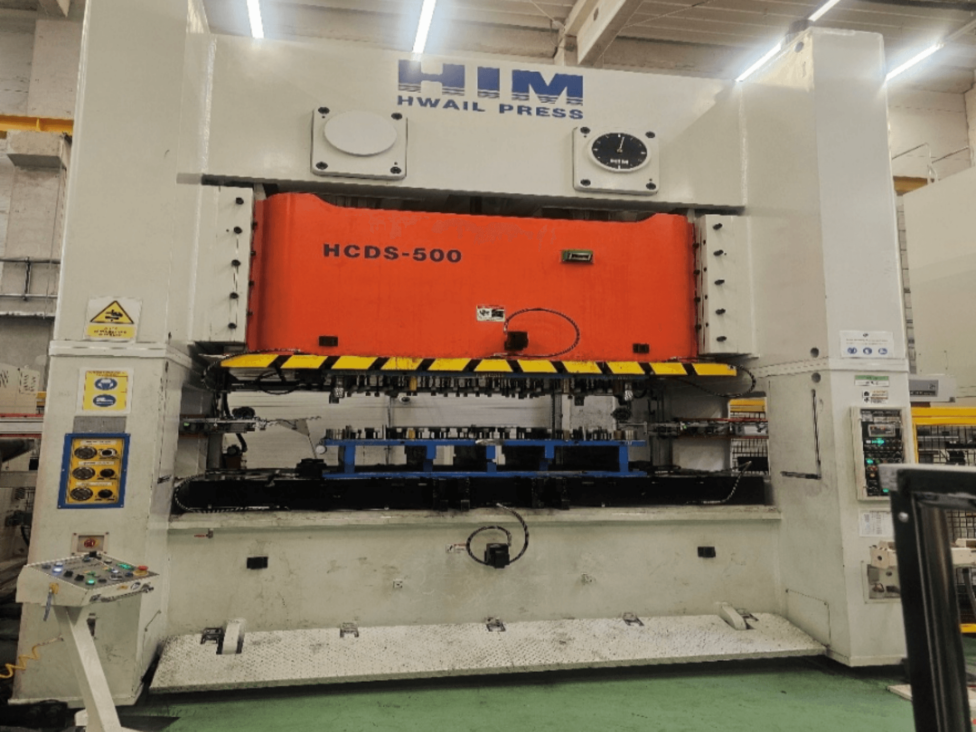 Mehaaniline stantspress HIM HWAIl PRESS HCDS-500 eestvaates, millel on oranž stantsplaat ja juhtpaneel.