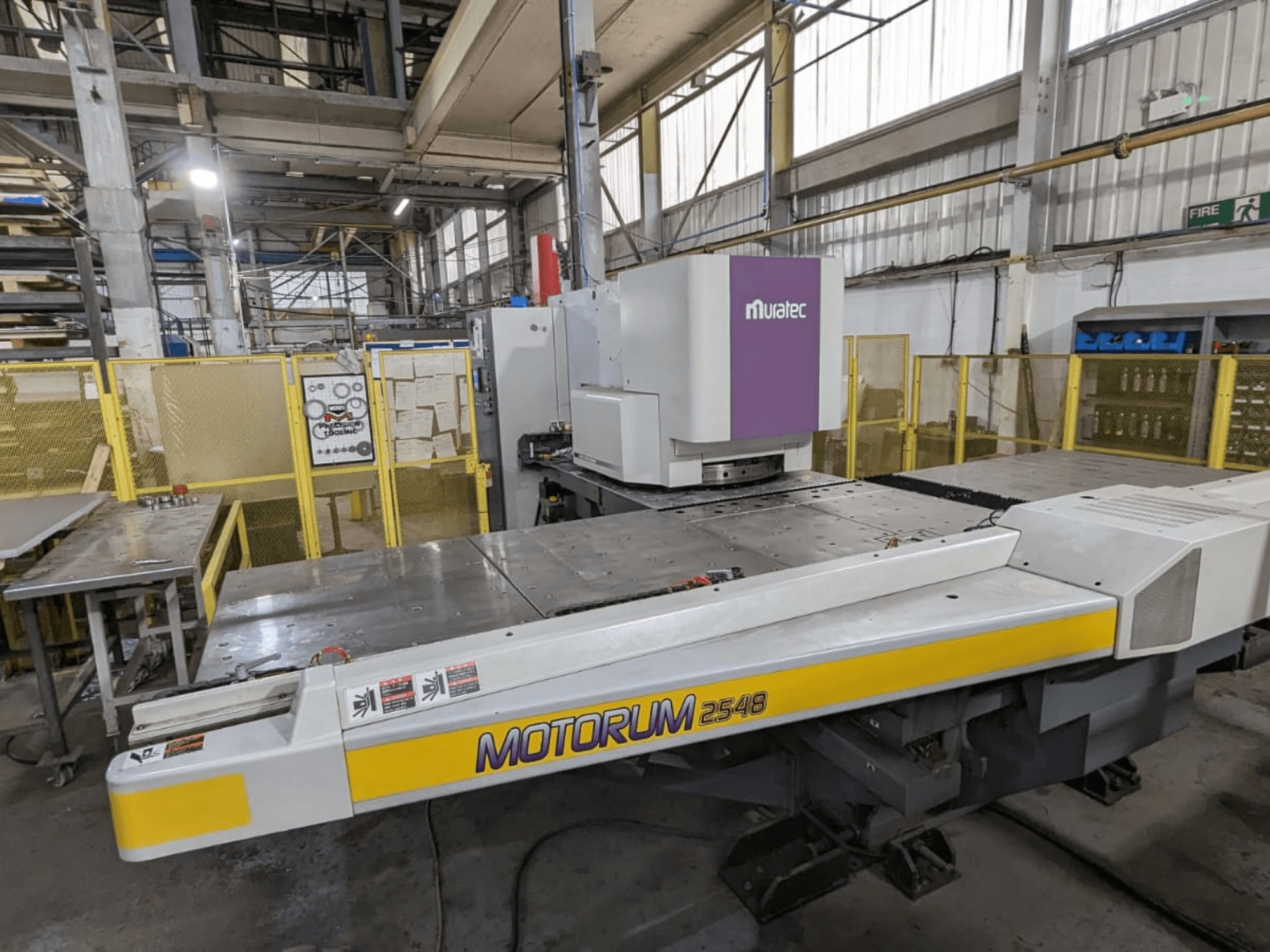 Muratec MOTORUM 2548 CNC-stantspress, esivaade, millel on näha juhtpaneel ja tööpink tehase seadistuses.