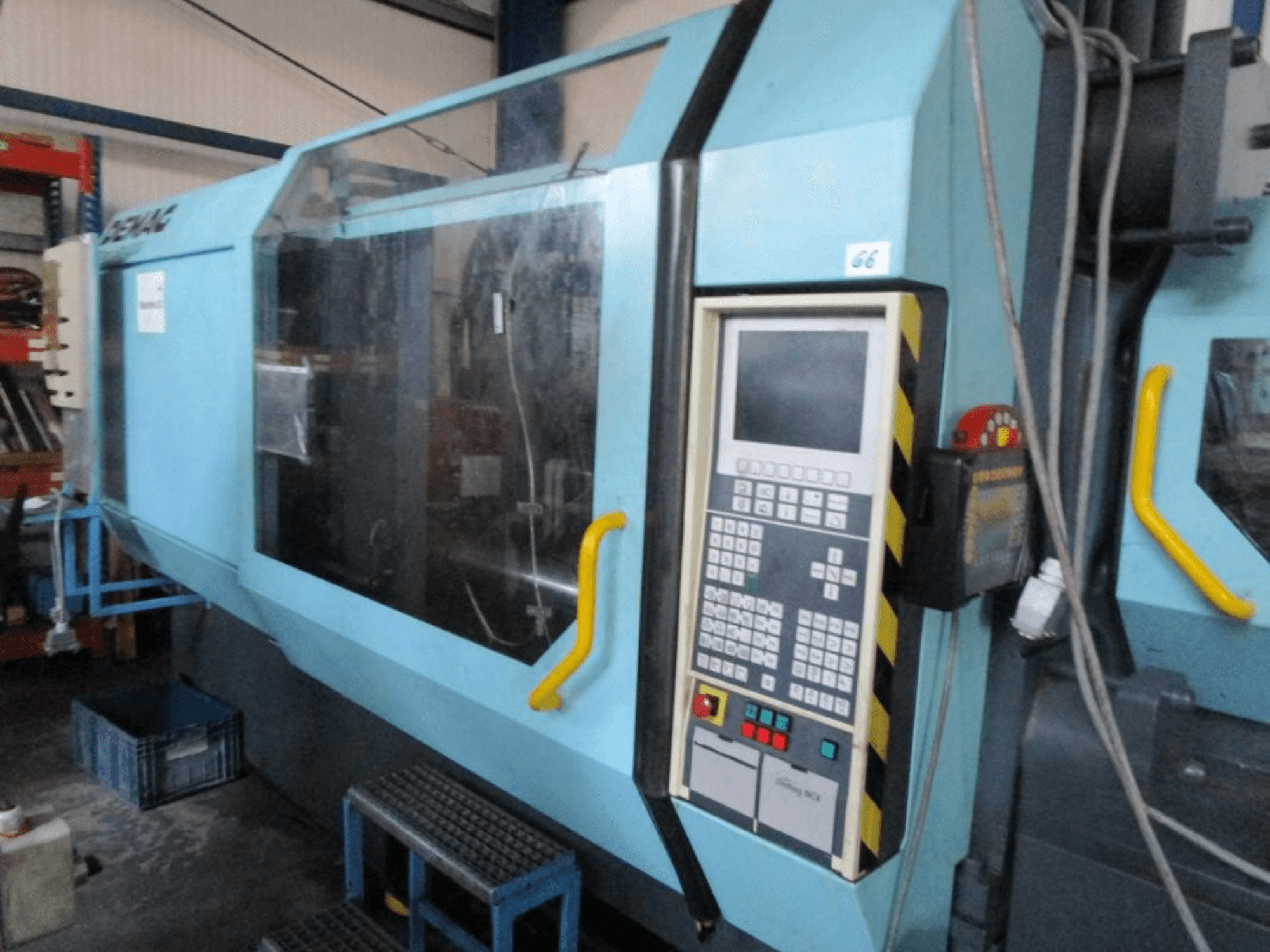 Demag Erdotech 500-3300 hüdrauliline survevalu masin, esiplaanil, juhtpaneel ja selge turvakate.