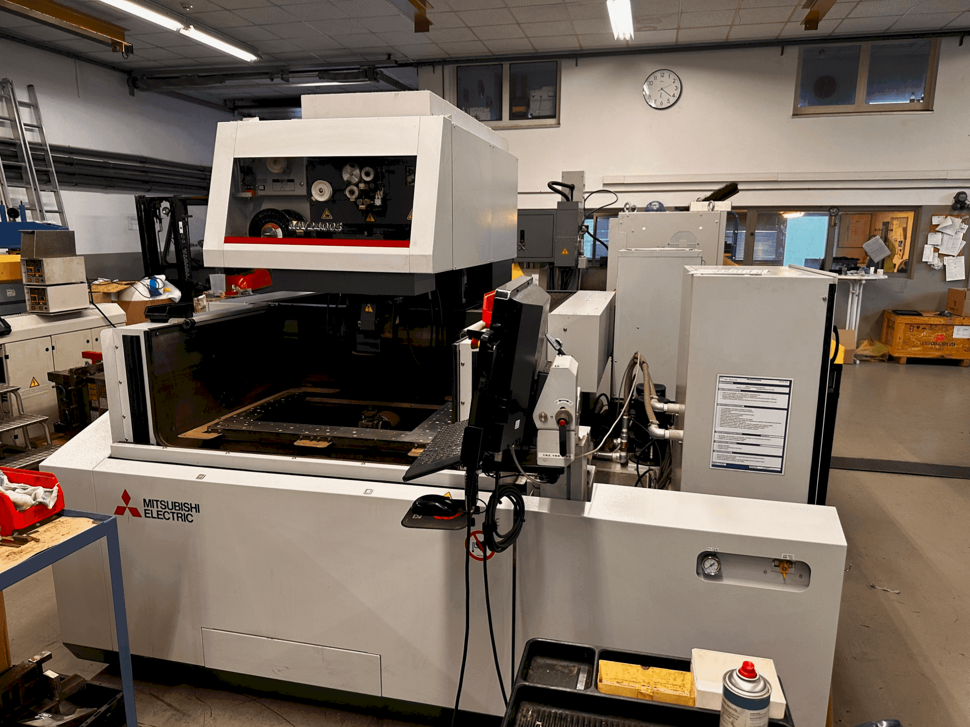 Masina Mitsubishi MV2400S eestvaade