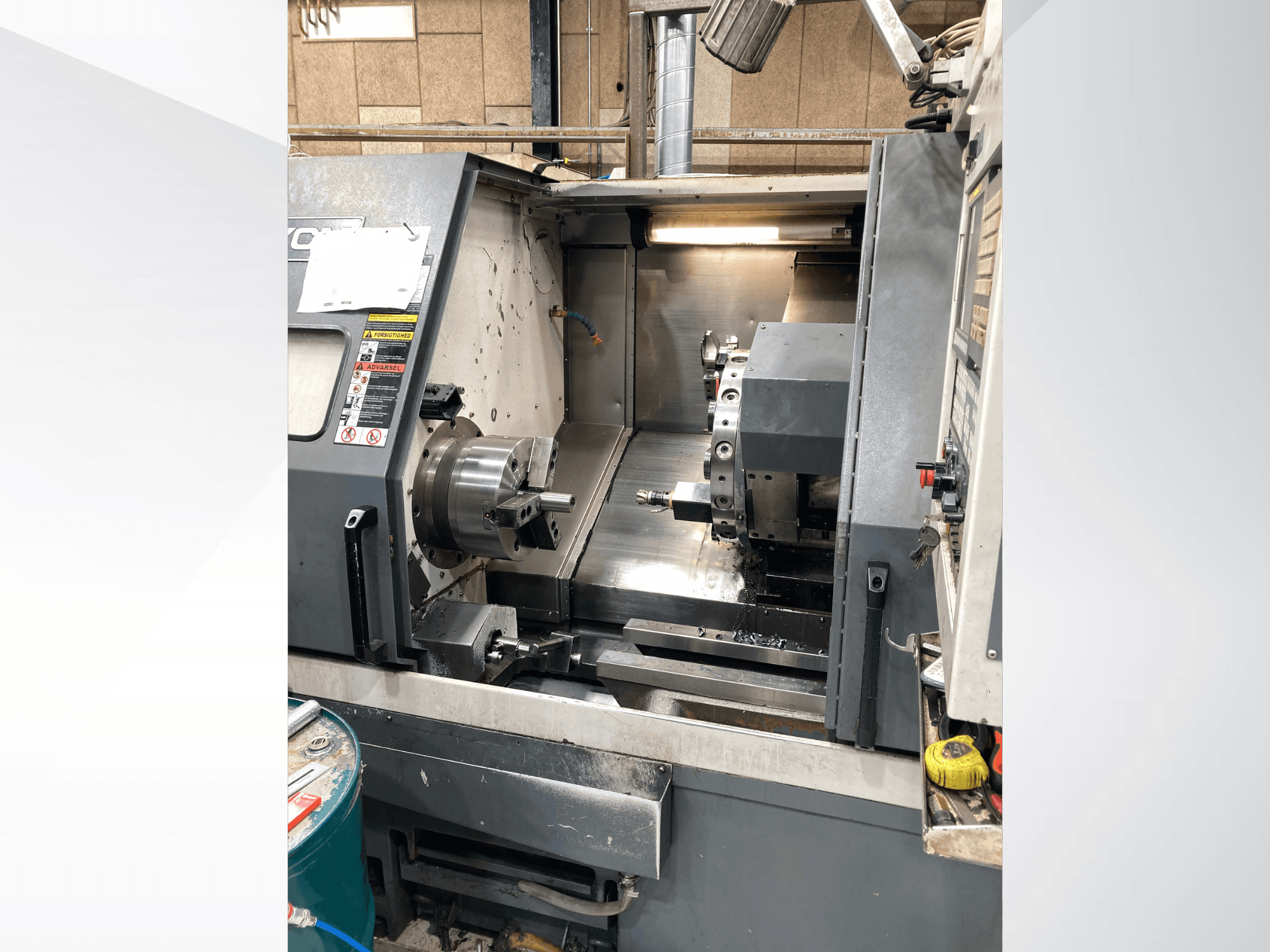 Horisontaalne treipink YCM GT-300LMB, esivaade, kus on näidatud juhtpaneel ja pöörlev taldrik koos tööriistade seadistusega.