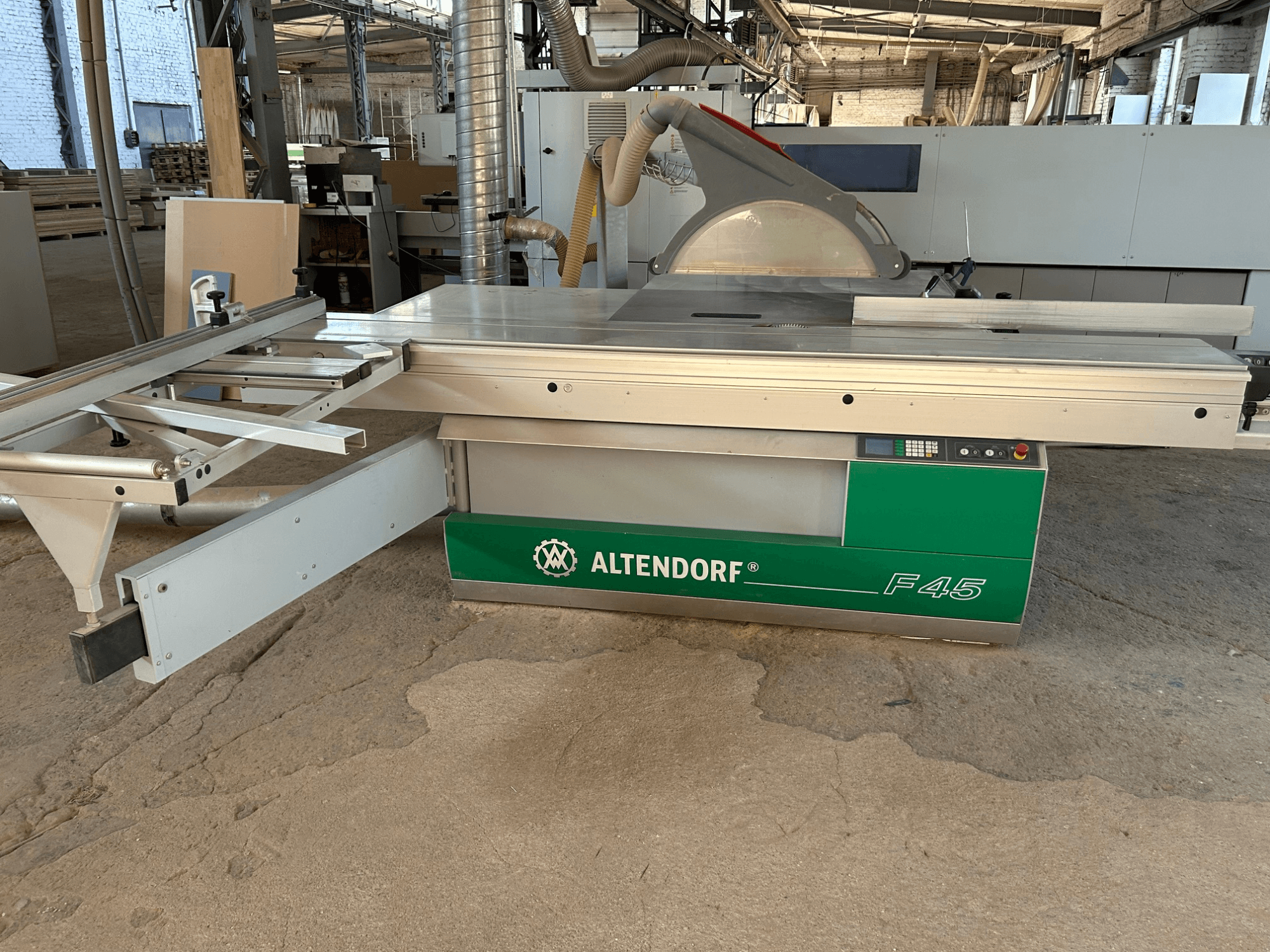 Altendorf F 45 paneelisaag, vaade eest, millel on näha rohelise ja halli masina lõikelaua, terakaitse ja juhtpaneel.