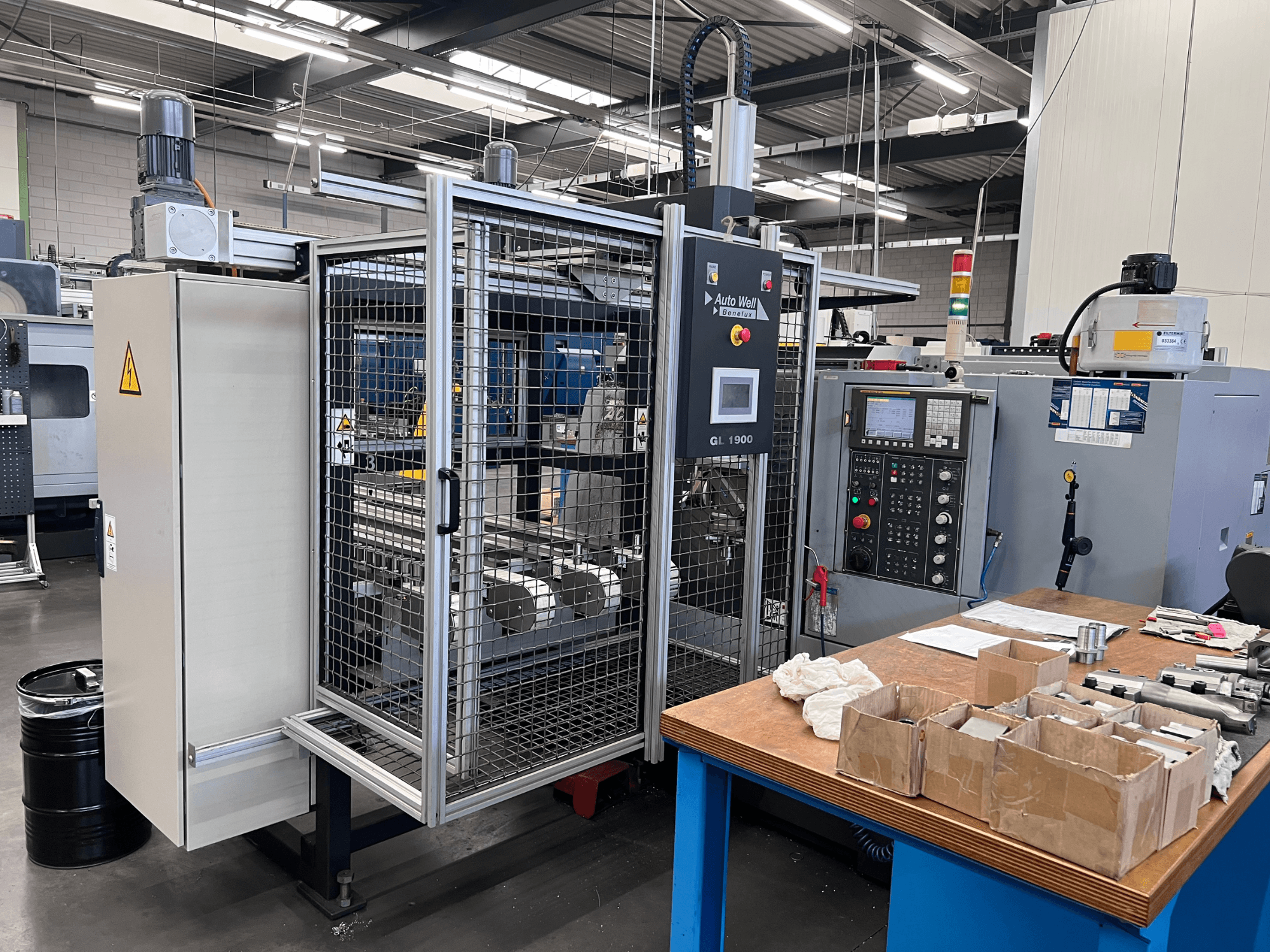 Auto Weld GL 1900 masina esivaade koos juhtpaneeli, turvakarbi ja ümbritsevate tööriistadega tööpinnal.