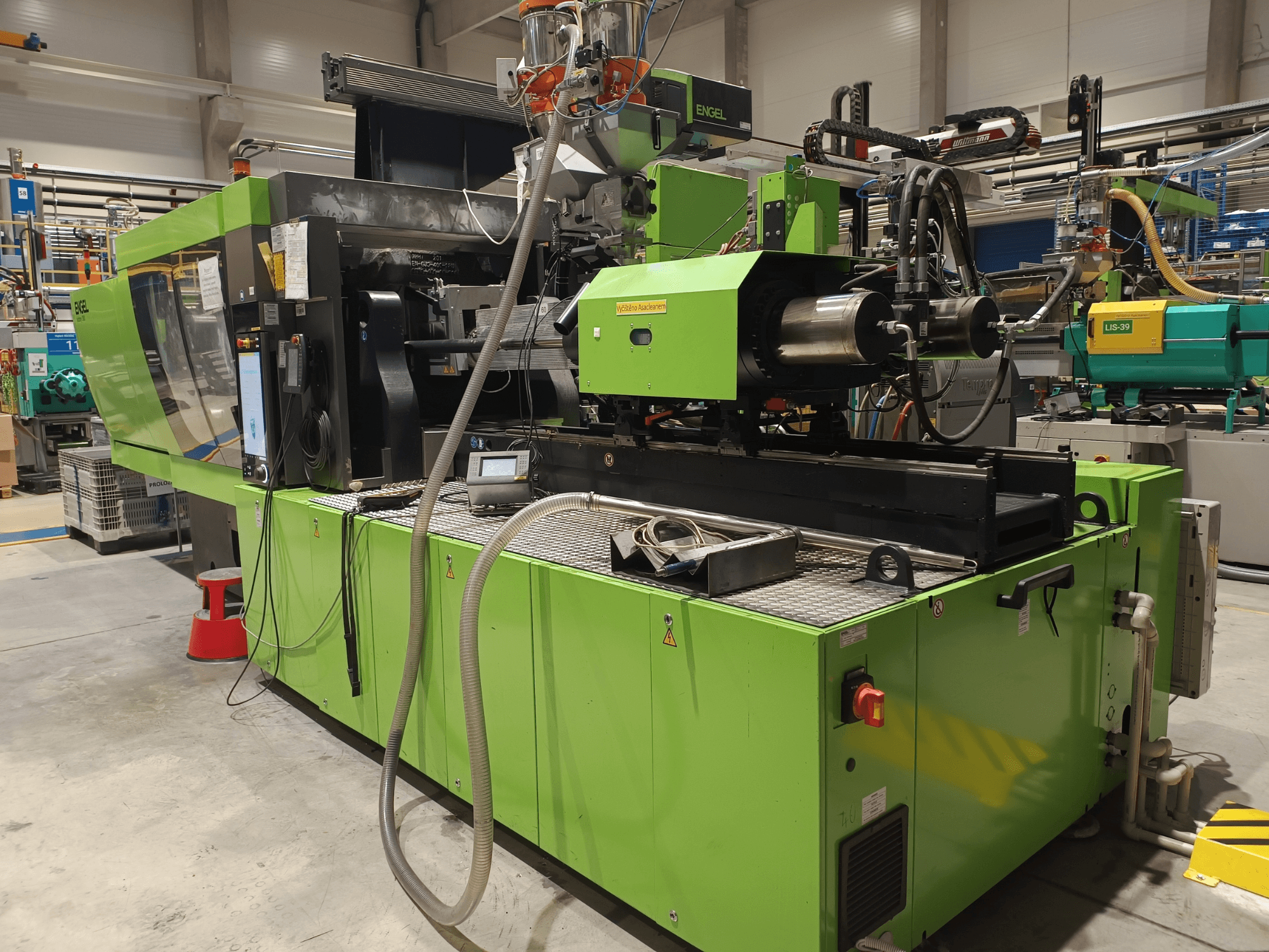 Engeli survevalu masin, külgvaade, roheline välisilme, nähtav on puutetundlik paneel ja hüdraulikakomponendid.