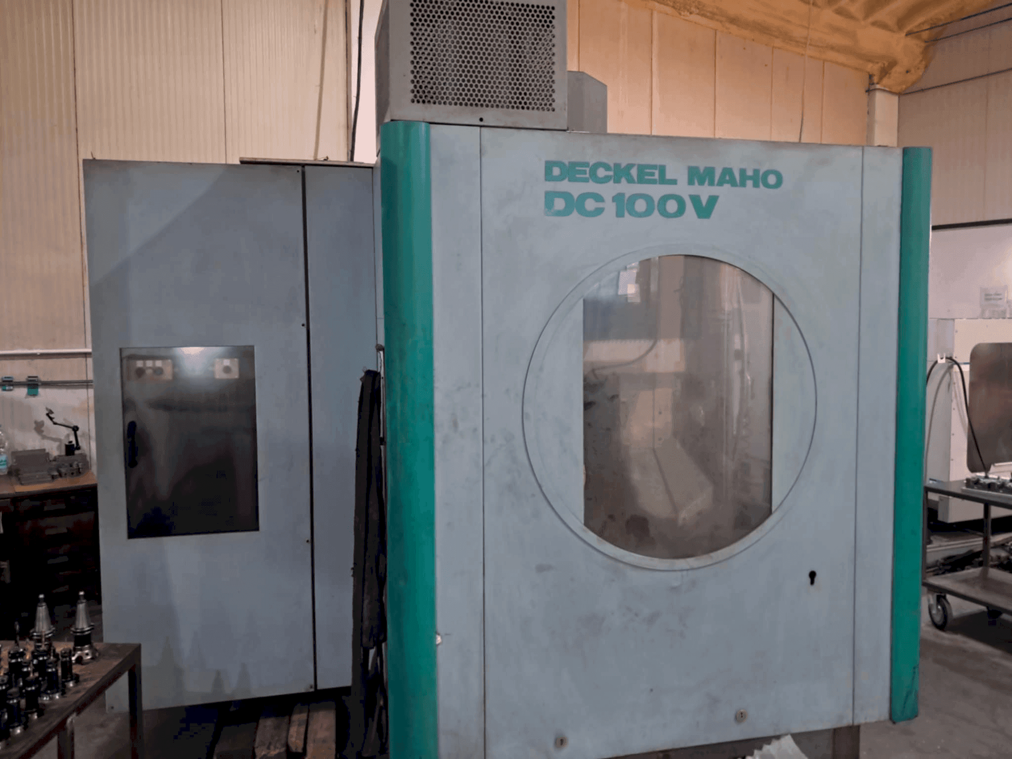 Masina DECKEL MAHO DC 100V eestvaade