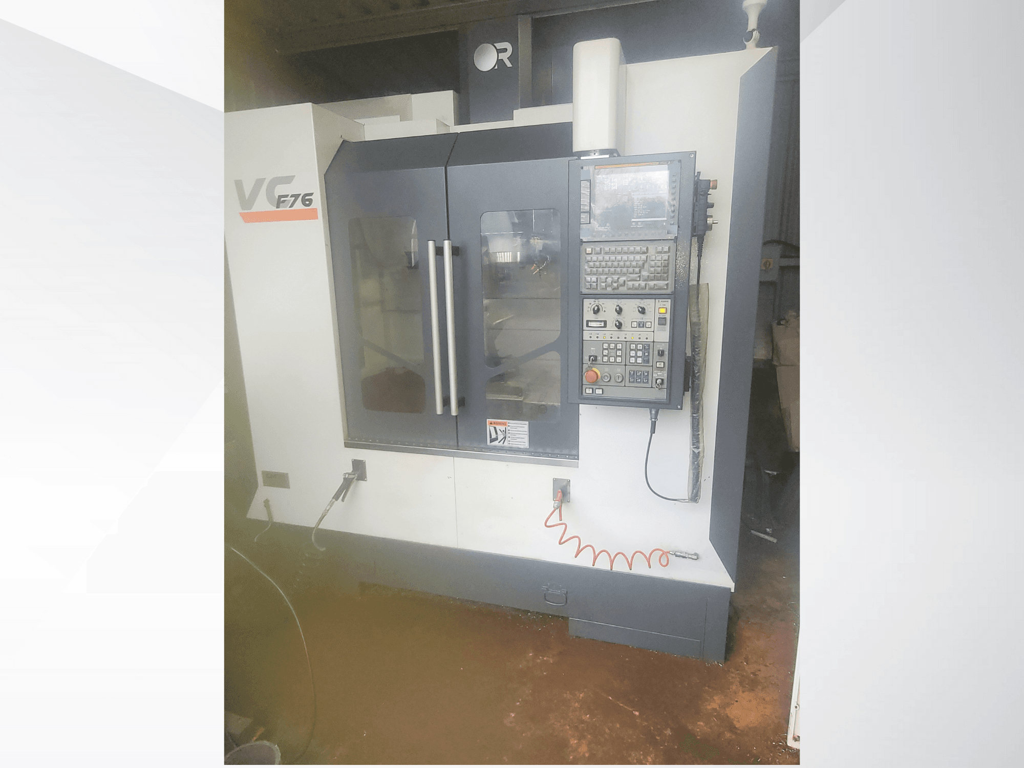Vertikaalne töötlemiskeskus, kaubamärk VC, mudel F76; esiplaanil on näidatud juhtpaneel ja klaasuksed.