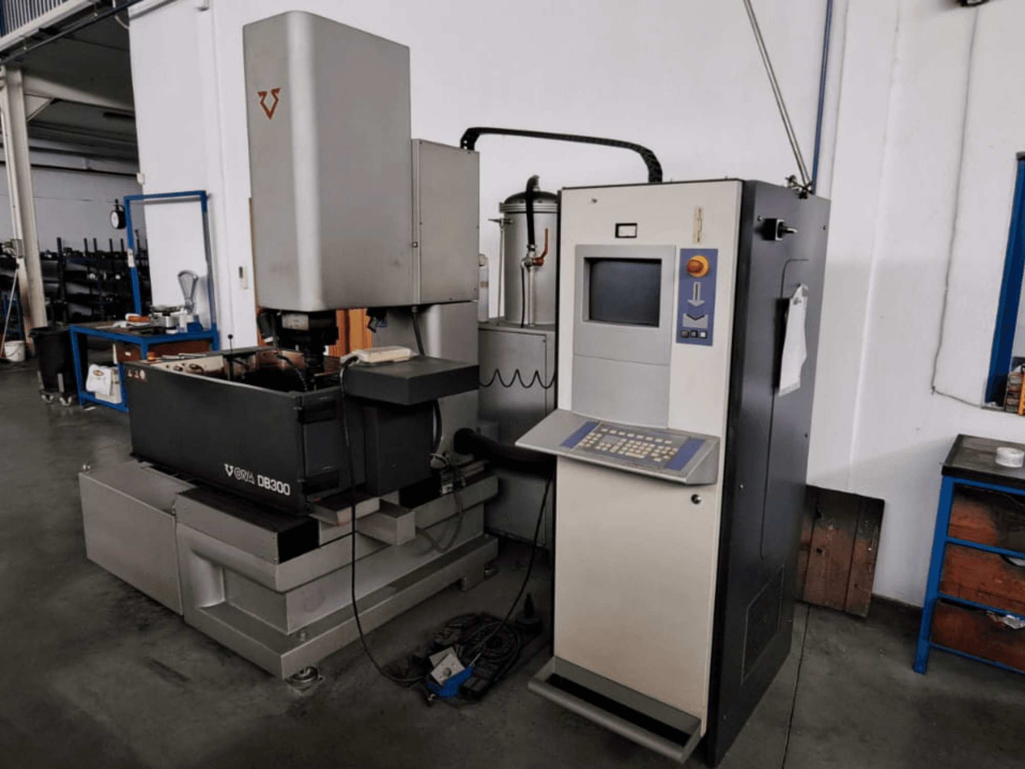 Sinkpinkimispingi ONA DB300, esiplaan; juhtpaneel, toorikuhoidja ja tööstusdisaini elemendid.