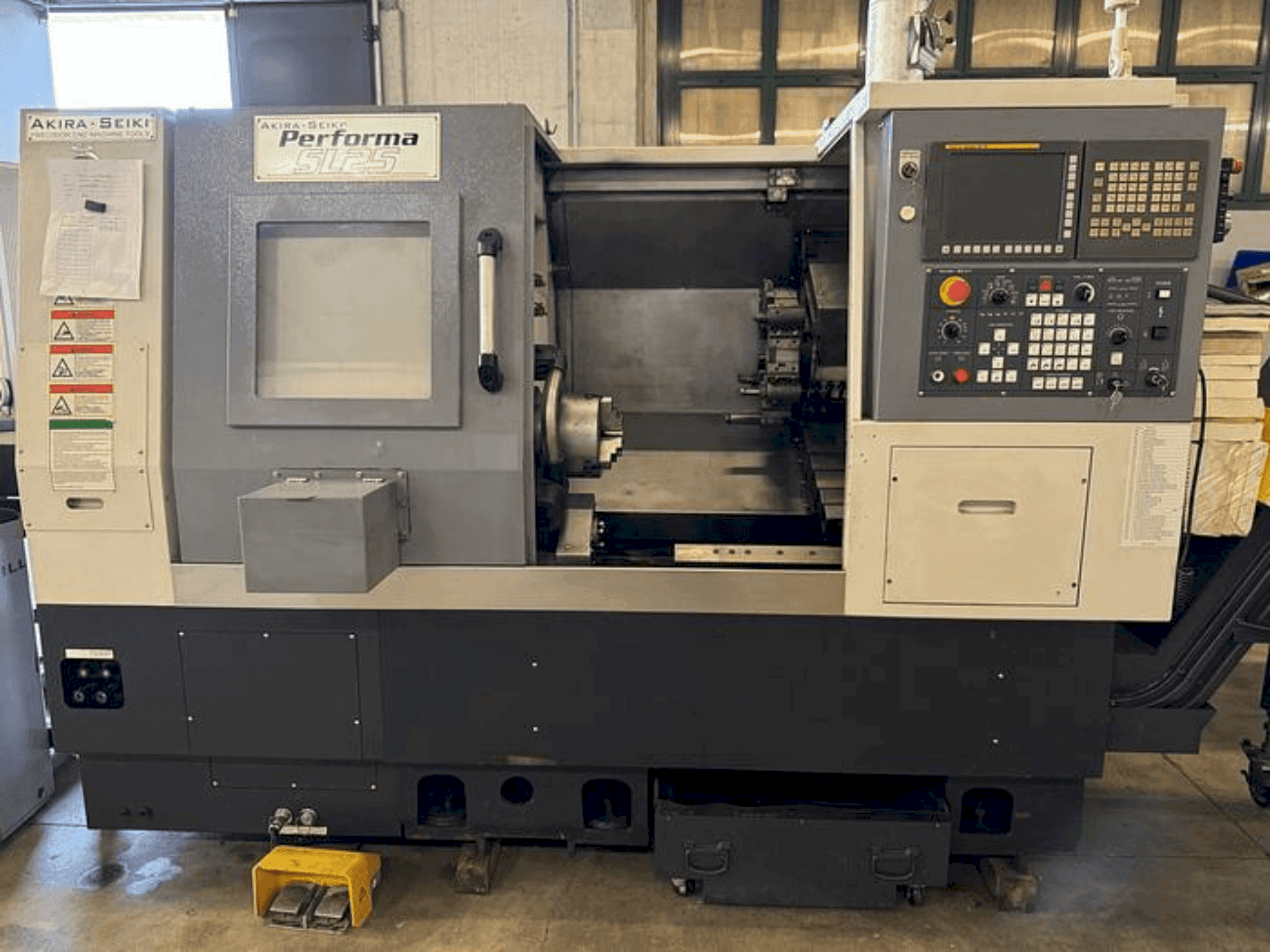 Masina Akira Seiki Performa SL25 eestvaade