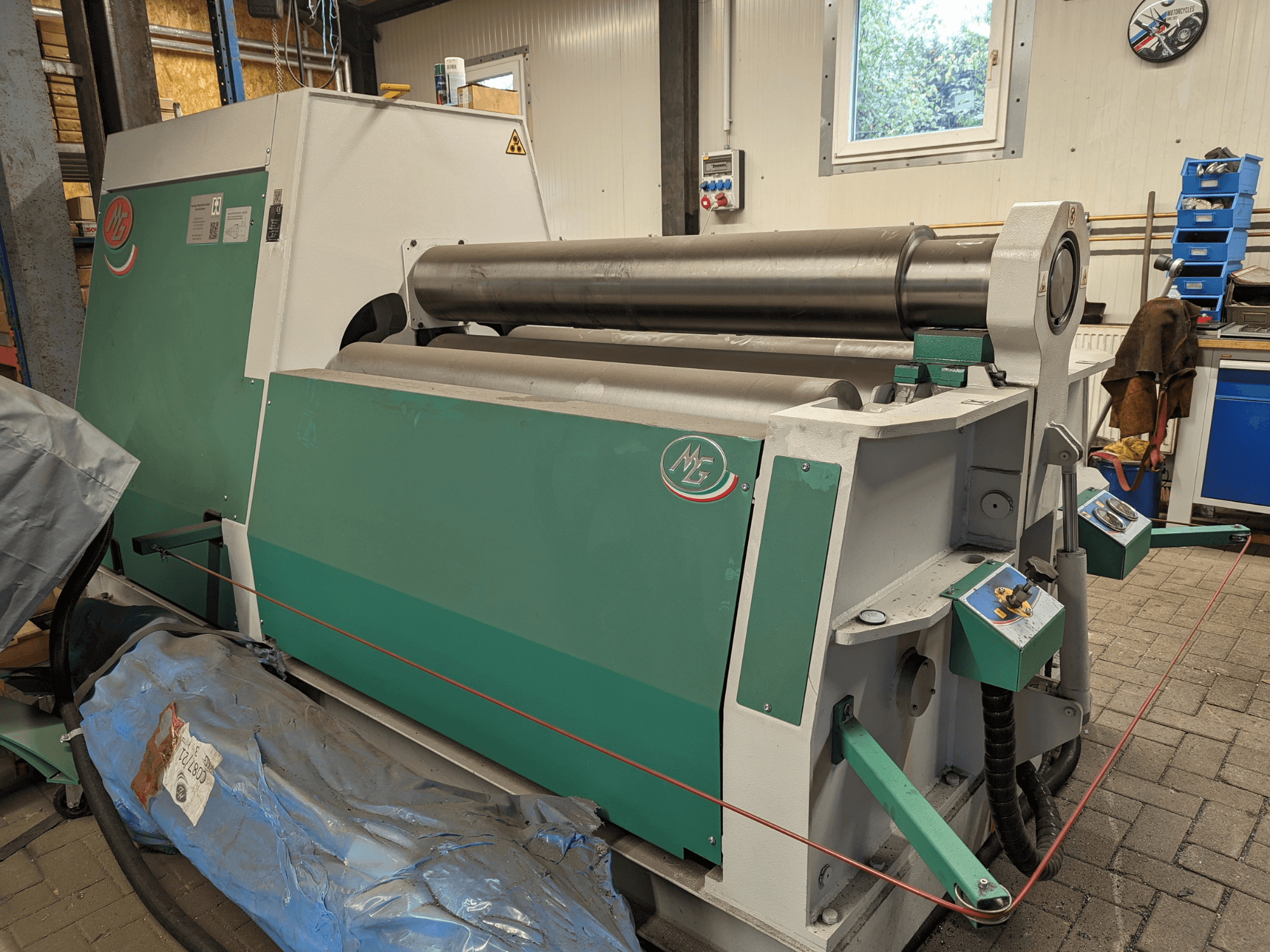 MG rulli painutusmasin mudel MG4R1520C, roheline ja hall, külgvaade kolme metallrulli ja juhtpaneelidega.