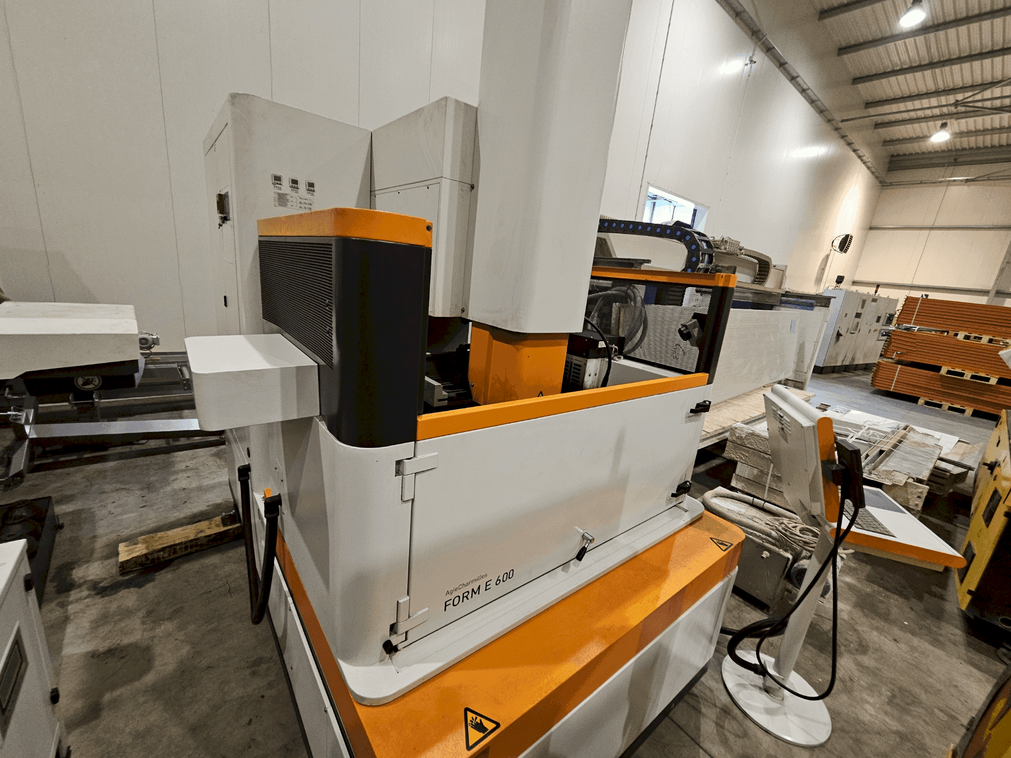 Masina AgieCharmilles Form E 600 eestvaade